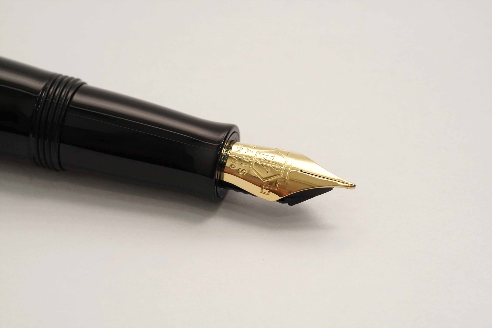 Bút máy Waterman Charleston Ebony Black 18K F