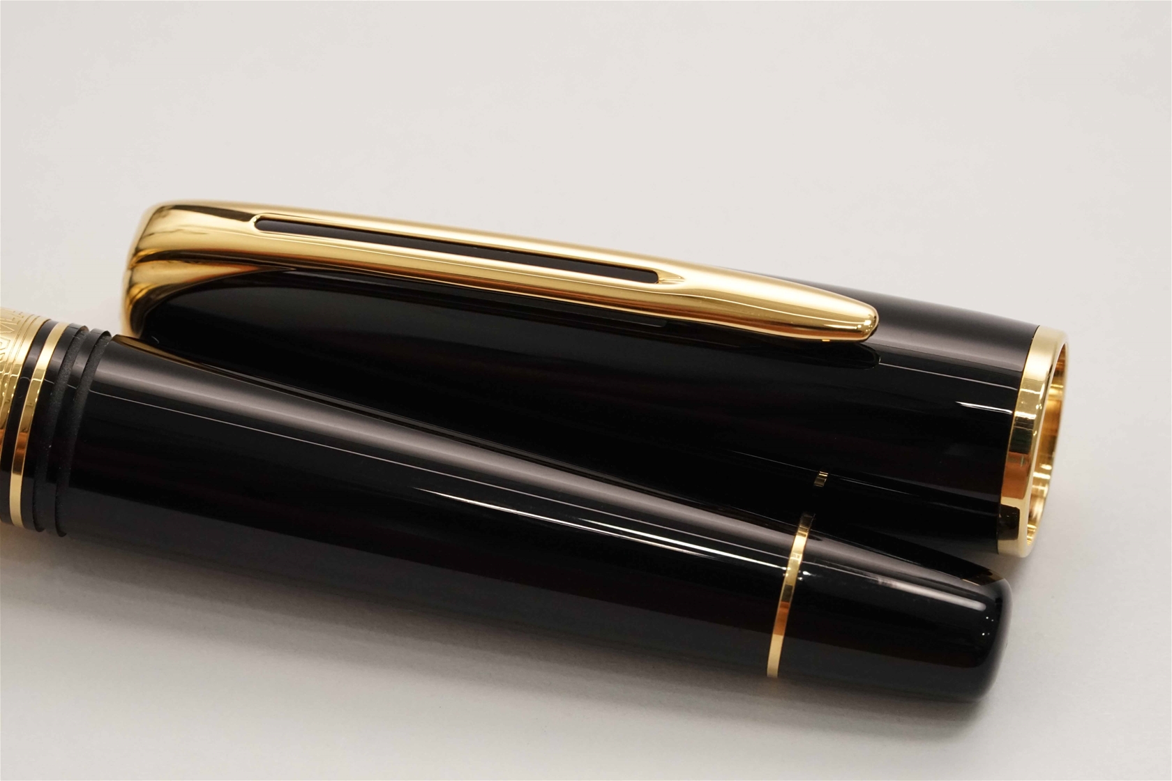 Bút máy Waterman Charleston Ebony Black 18K F