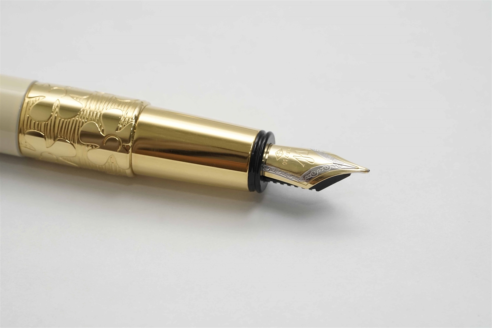 Bút máy Waterman Elegance Ivory & Gold GT 18K F 