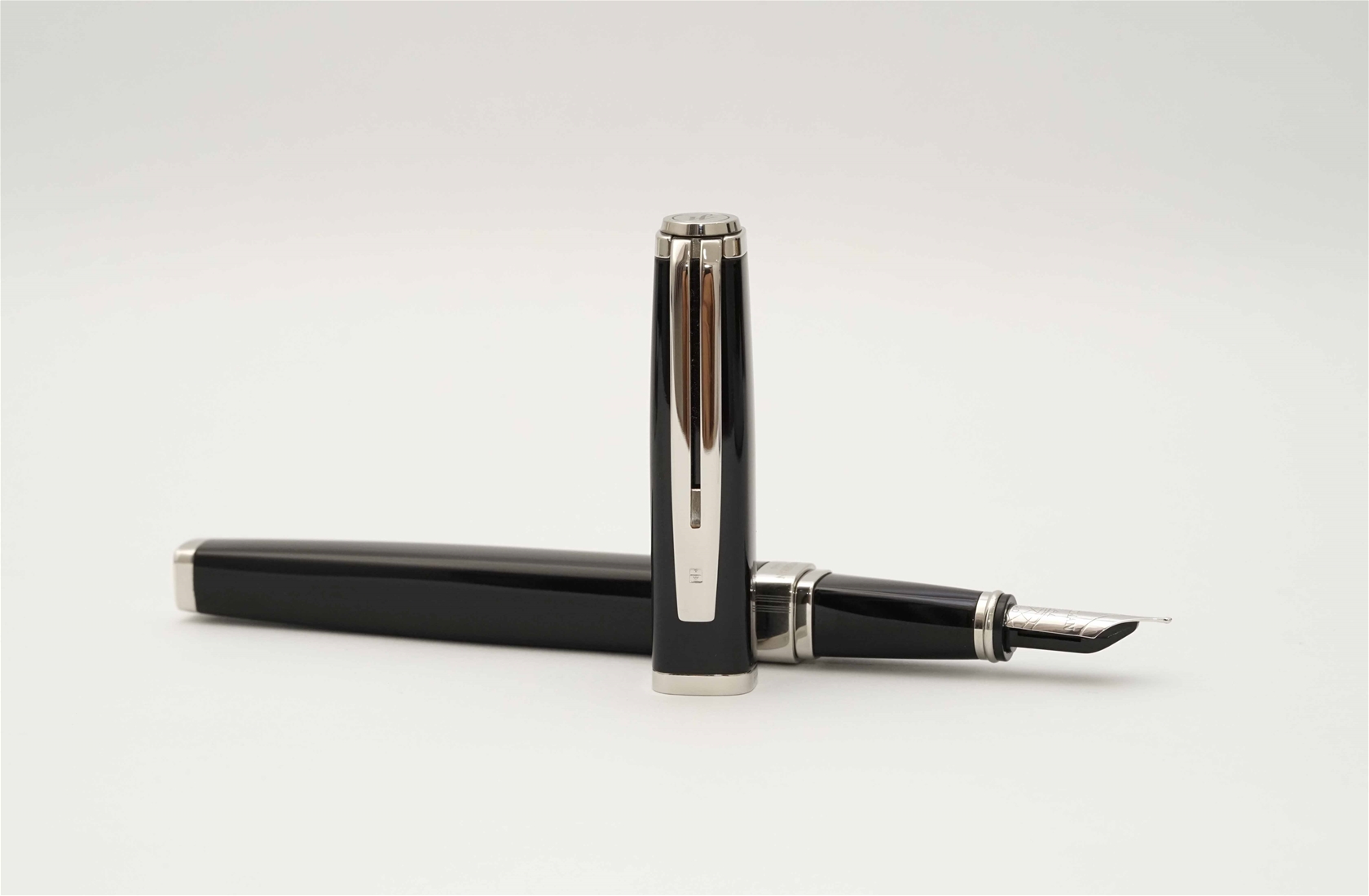 Bút máy Waterman Exception Slim Black ST 18K F