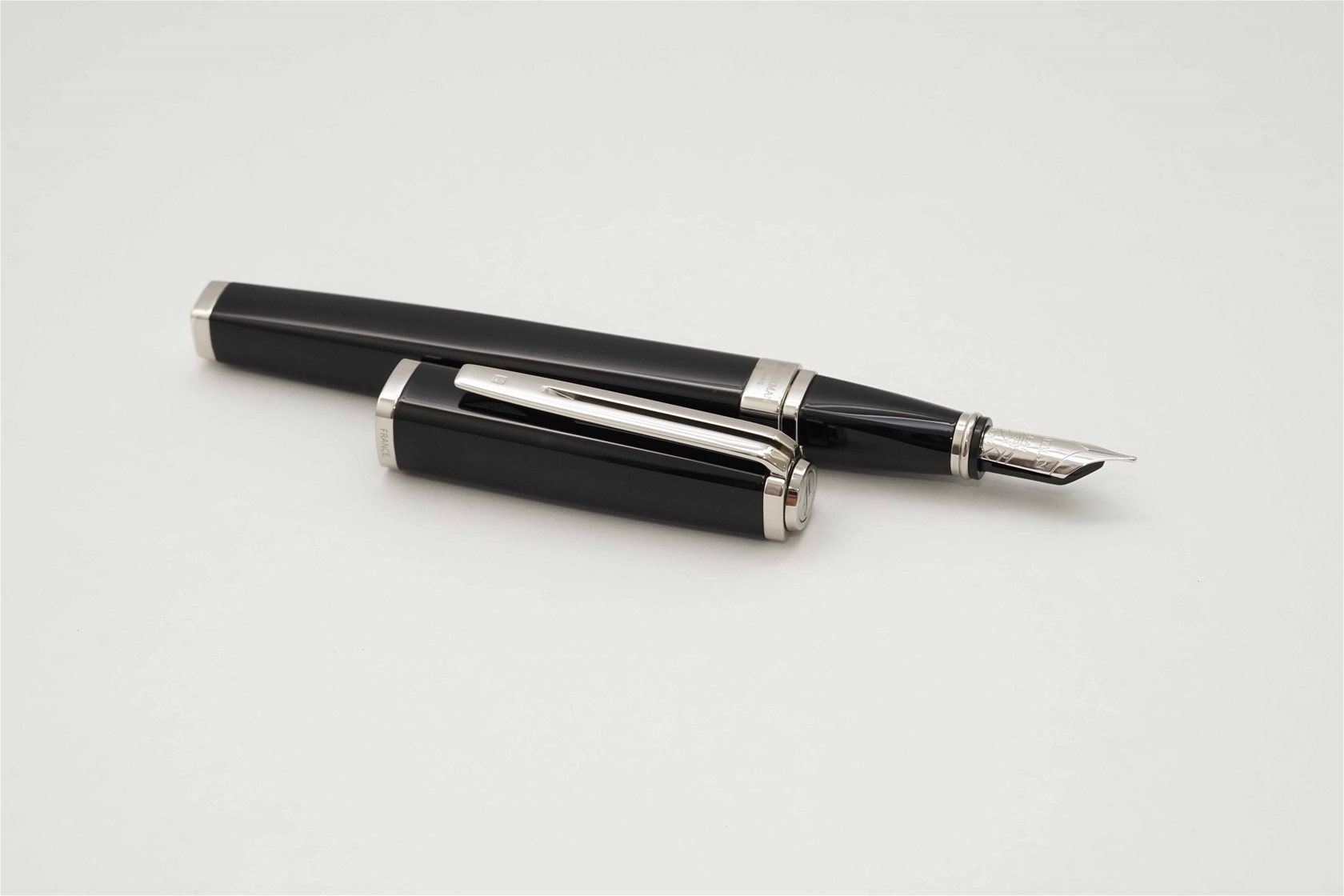 Bút máy Waterman Exception Slim Black ST 18K F