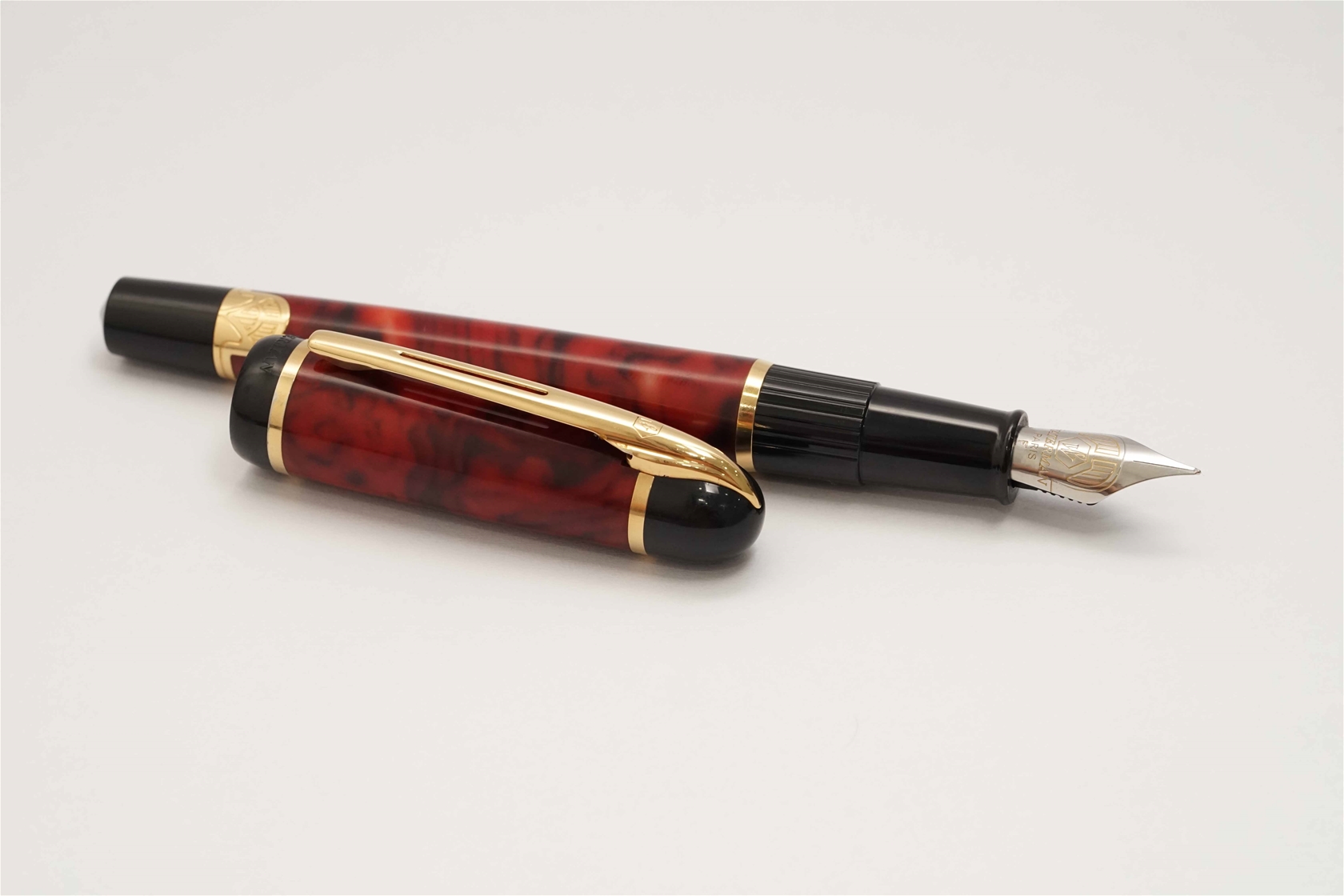 Bút máy Waterman Phileas Red Marble Steel F