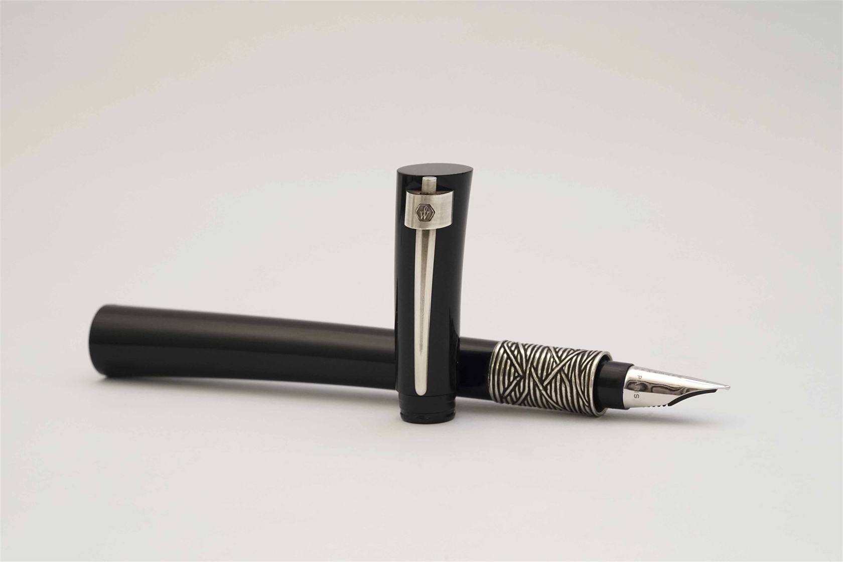 Bút máy Waterman Serenite Black Limited Edition 18K F