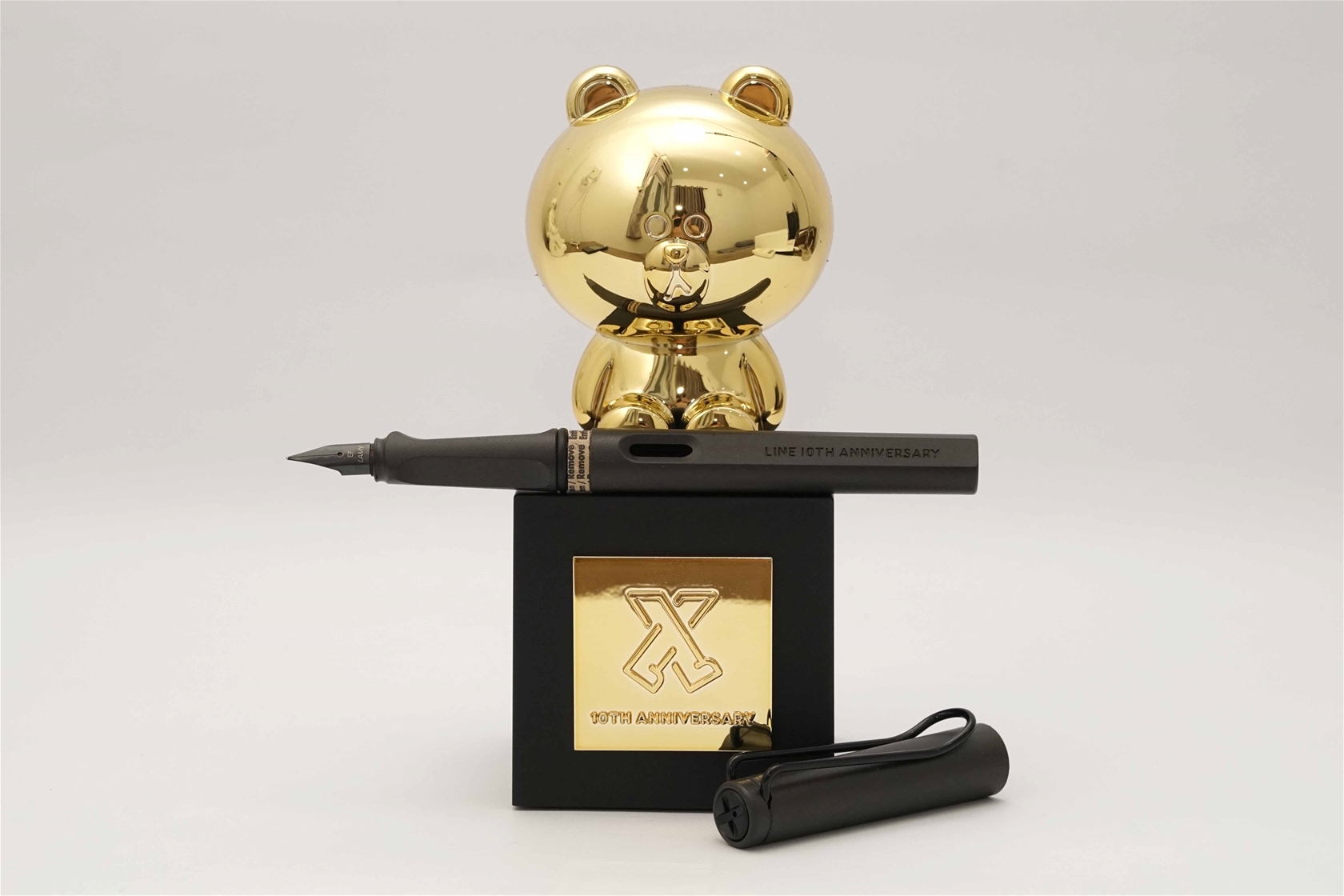 Set bút máy Lamy Safari Line 10Th Anniversary Limited Edition And Gold Color Brown Statue Steel EF