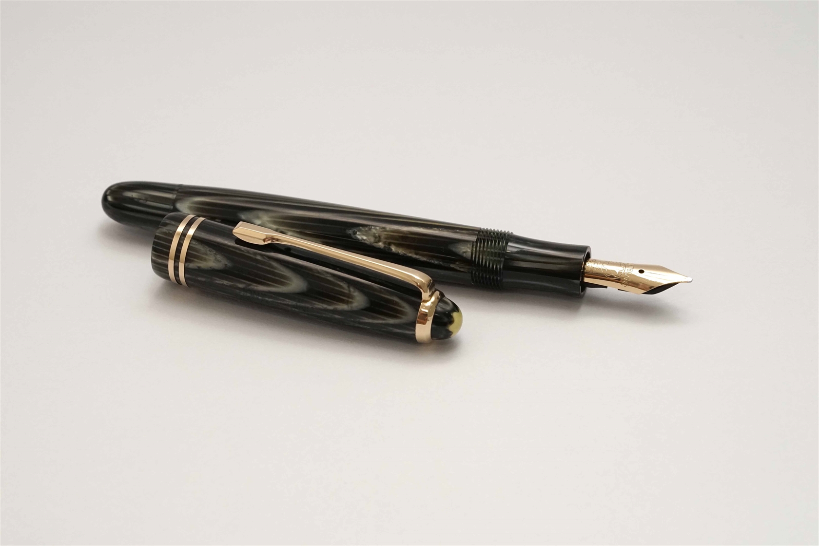 Bút máy MontBlanc 244 Gray Tiger’s Eye Celluloid 14K M