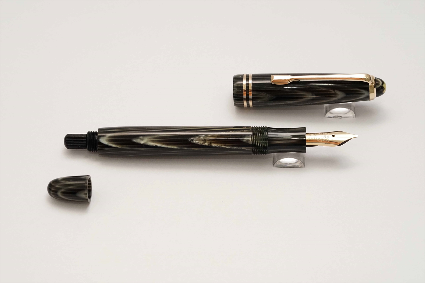 Bút máy MontBlanc 244 Gray Tiger’s Eye Celluloid 14K M