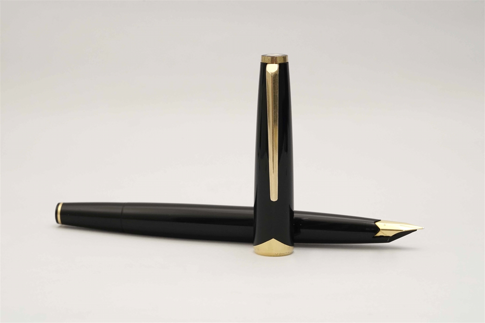 Bút máy Montblanc 121 Classic Black Resin 18K F