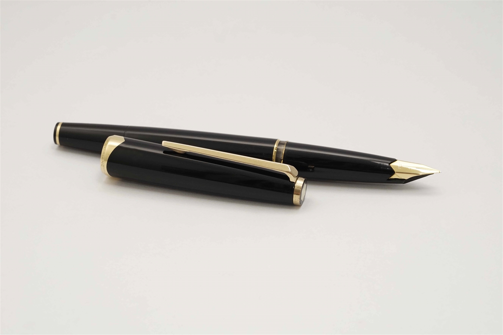 Bút máy Montblanc 121 Classic Black Resin 18K F