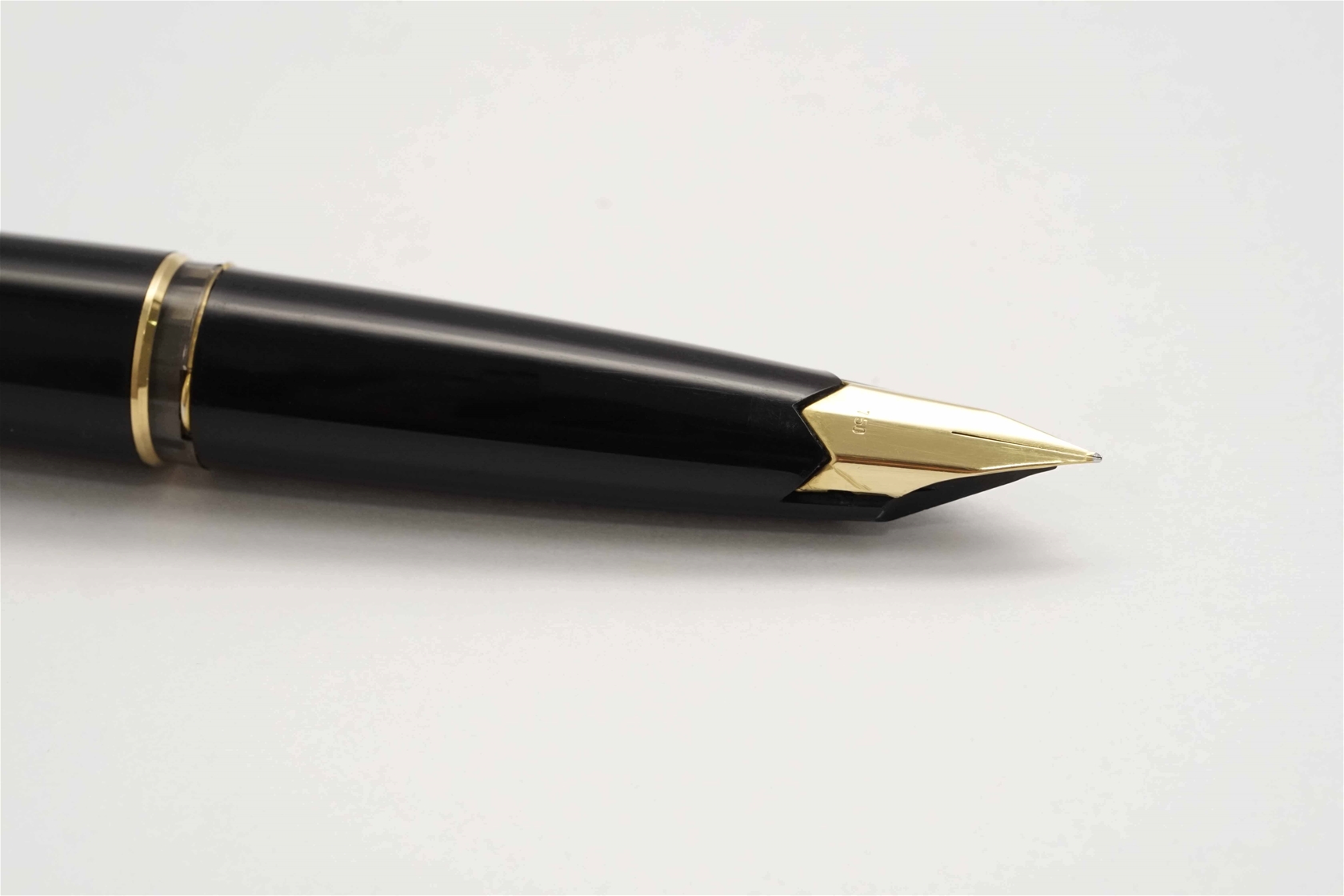 Bút máy Montblanc 121 Classic Black Resin 18K F