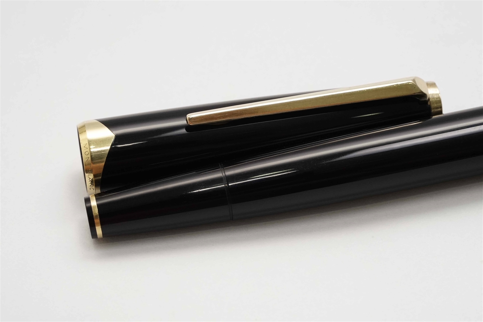 Bút máy Montblanc 121 Classic Black Resin 18K F