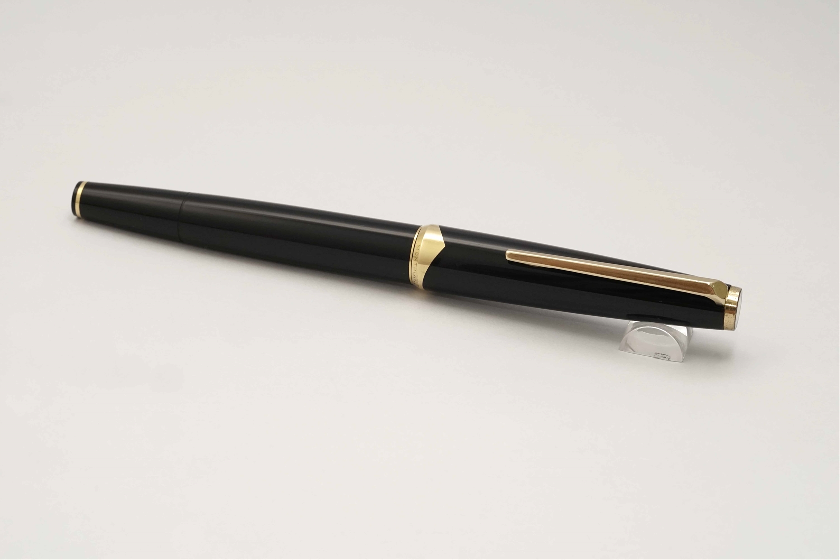 Bút máy Montblanc 121 Classic Black Resin 18K F