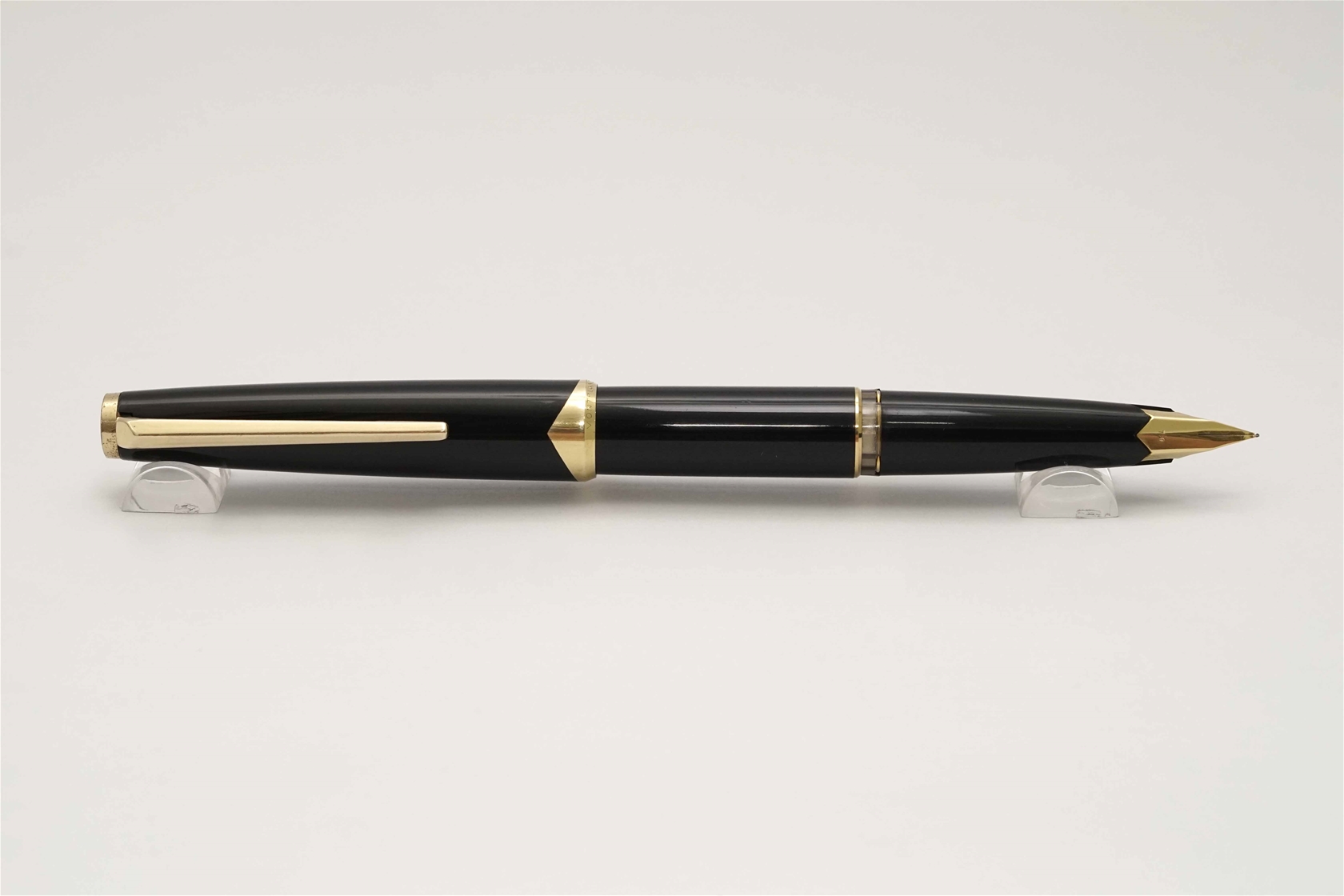 Bút máy Montblanc 121 Classic Black Resin 18K F