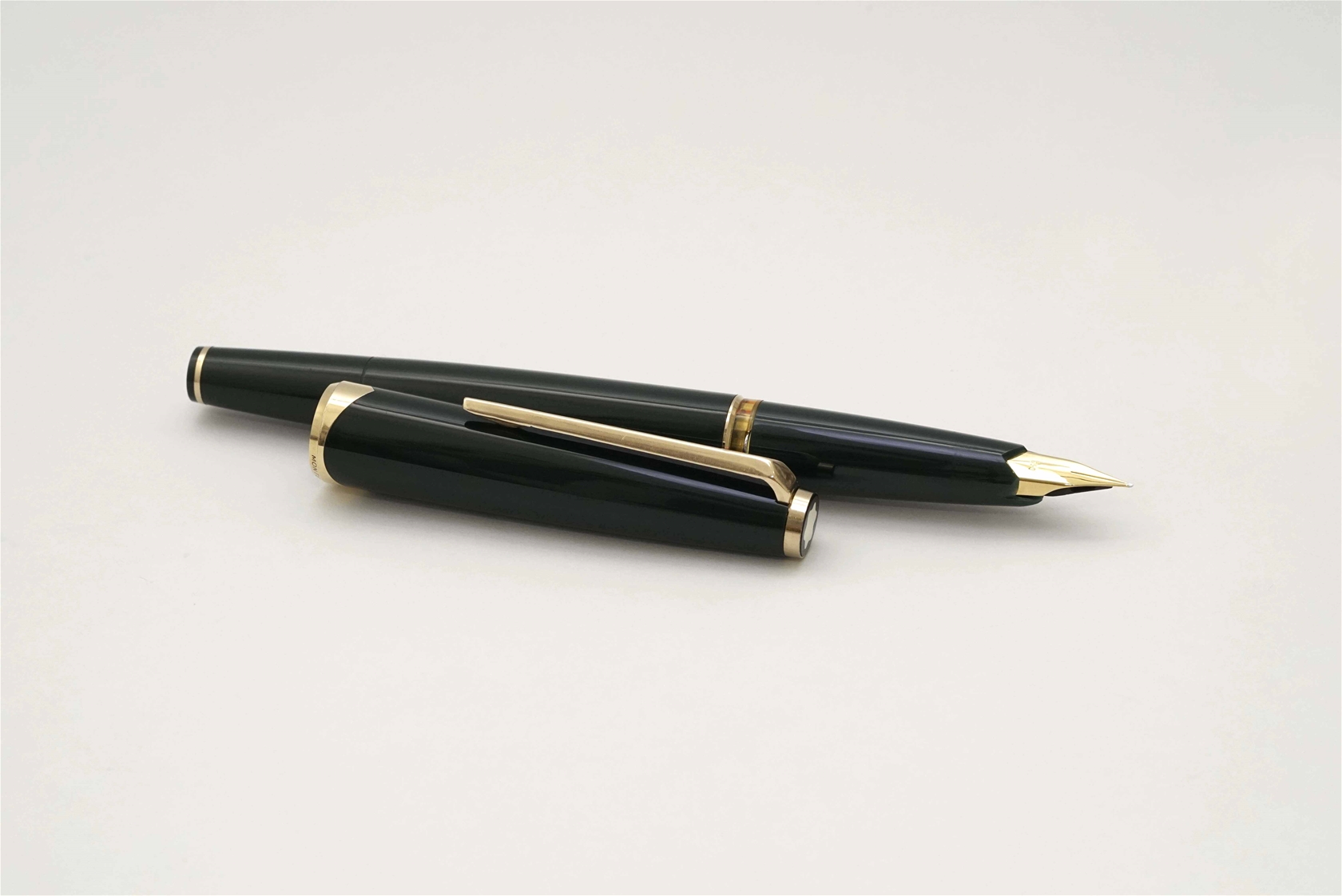 Bút máy Montblanc 121 Classic Deep Green 18K F 