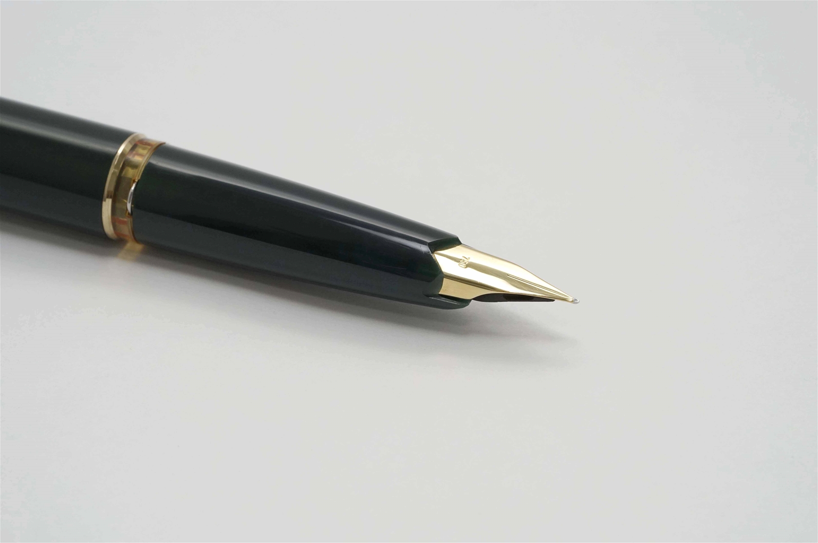 Bút máy Montblanc 121 Classic Deep Green 18K F 