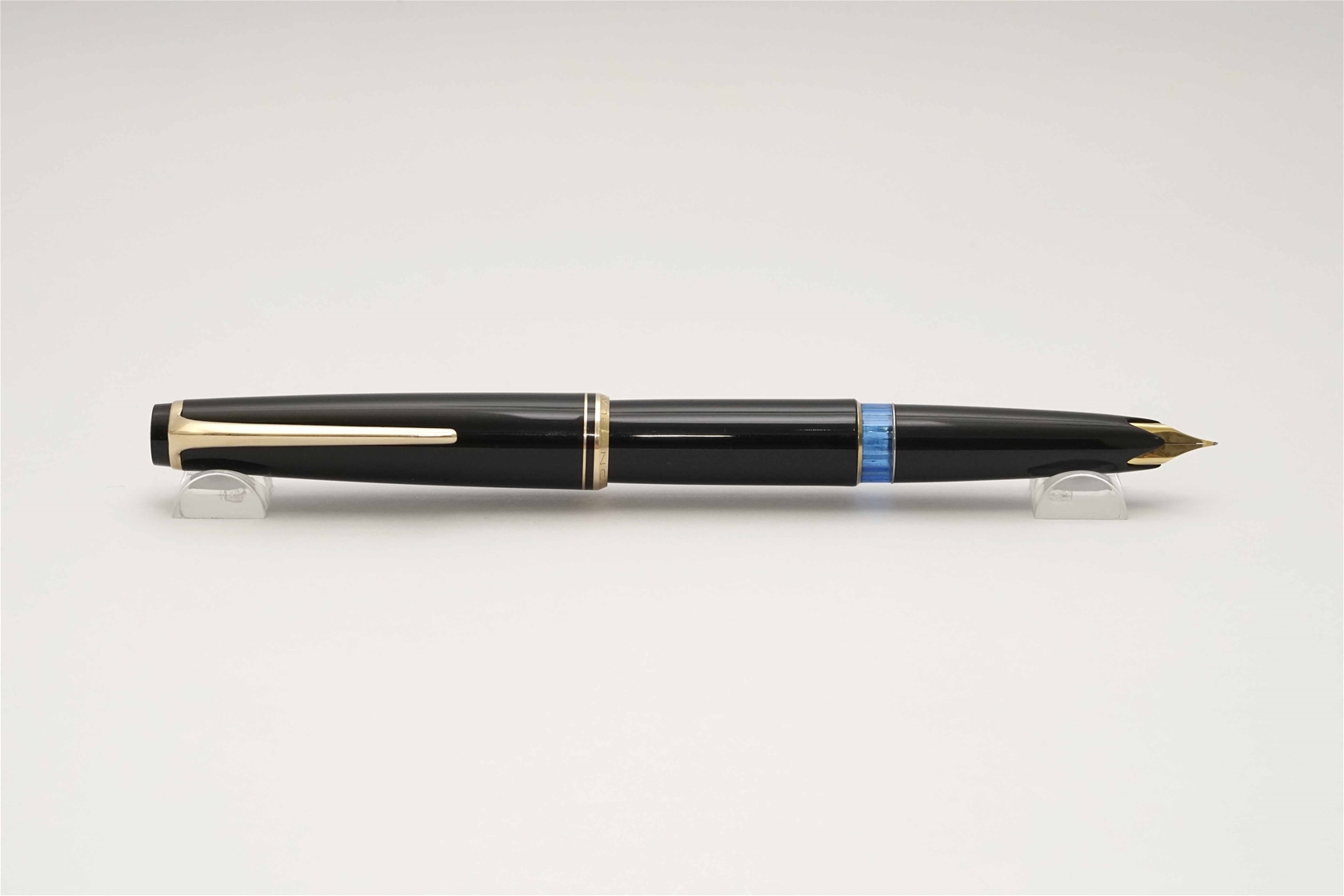 Bút máy Montblanc 22 Classic Black Resin 14K F