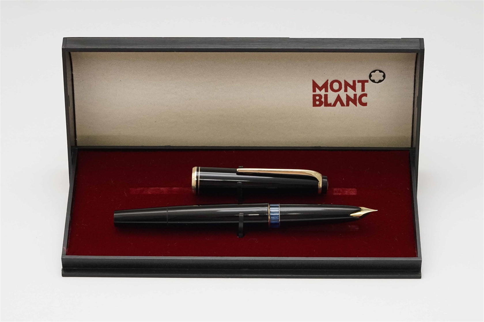 Bút máy Montblanc 22 Classic Black Resin 14K F