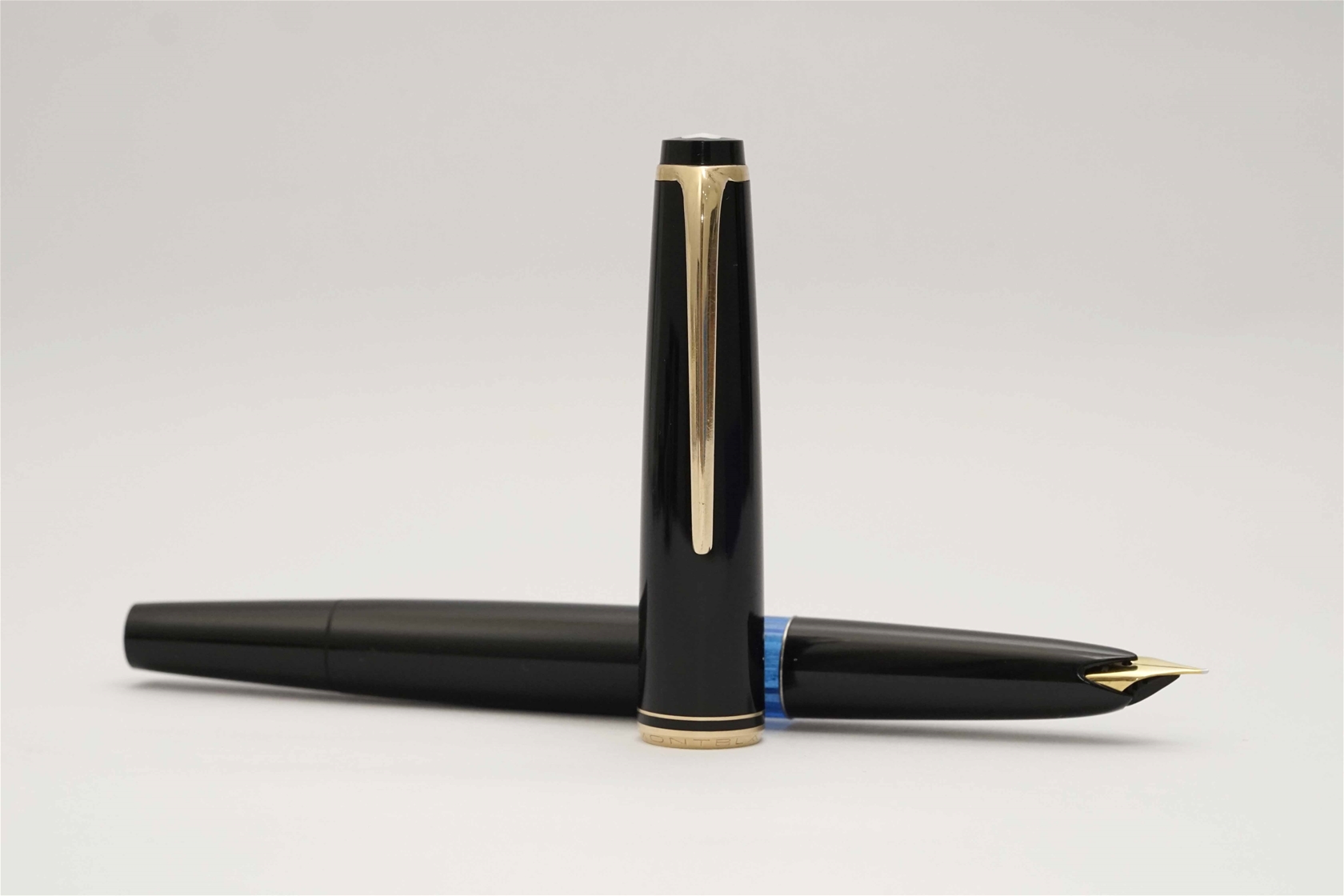 Bút máy Montblanc 22 Classic Black Resin 14K F