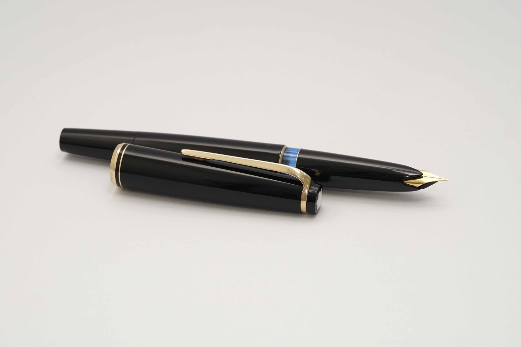 Bút máy Montblanc 22 Classic Black Resin 14K F