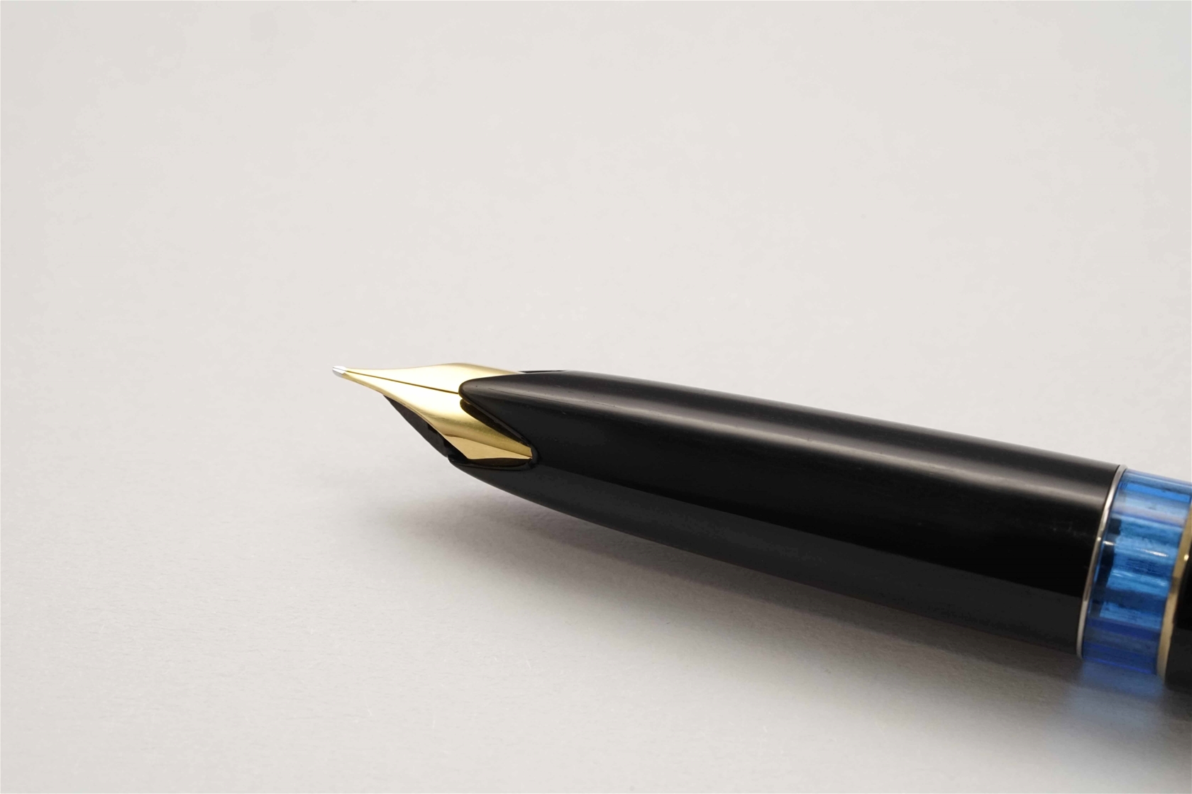 Bút máy Montblanc 22 Classic Black Resin 14K F