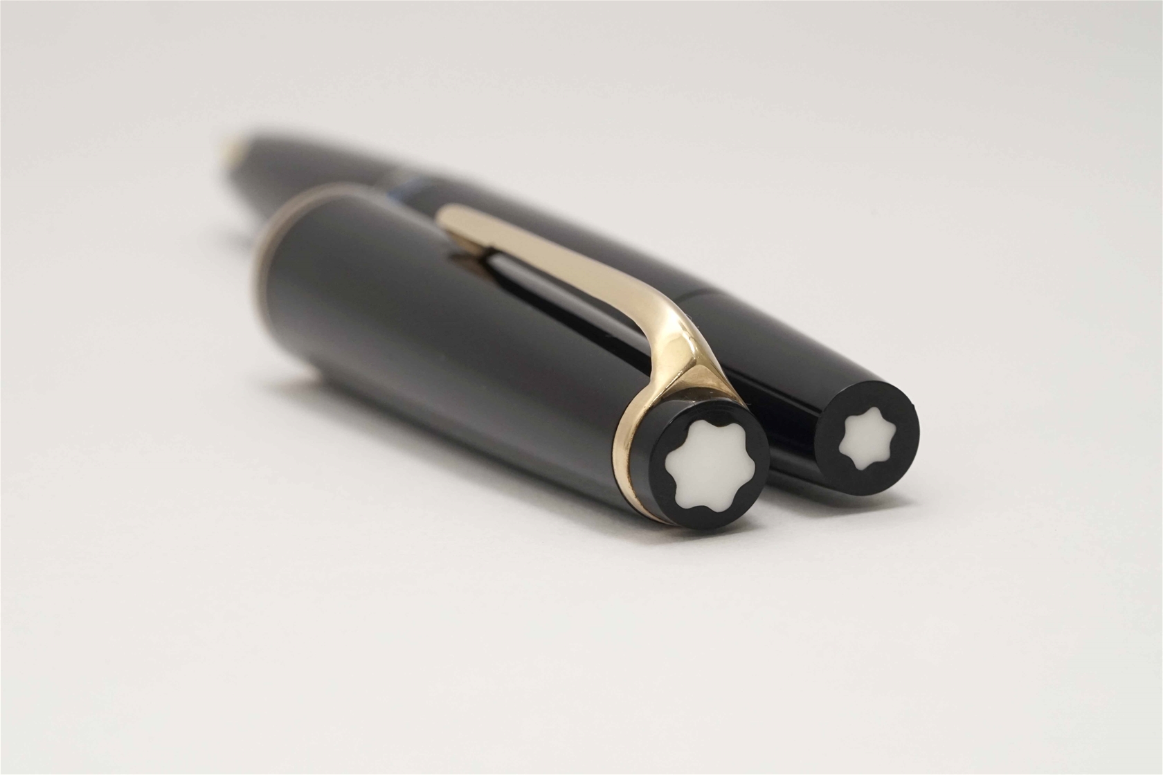 Bút máy Montblanc 22 Classic Black Resin 14K F