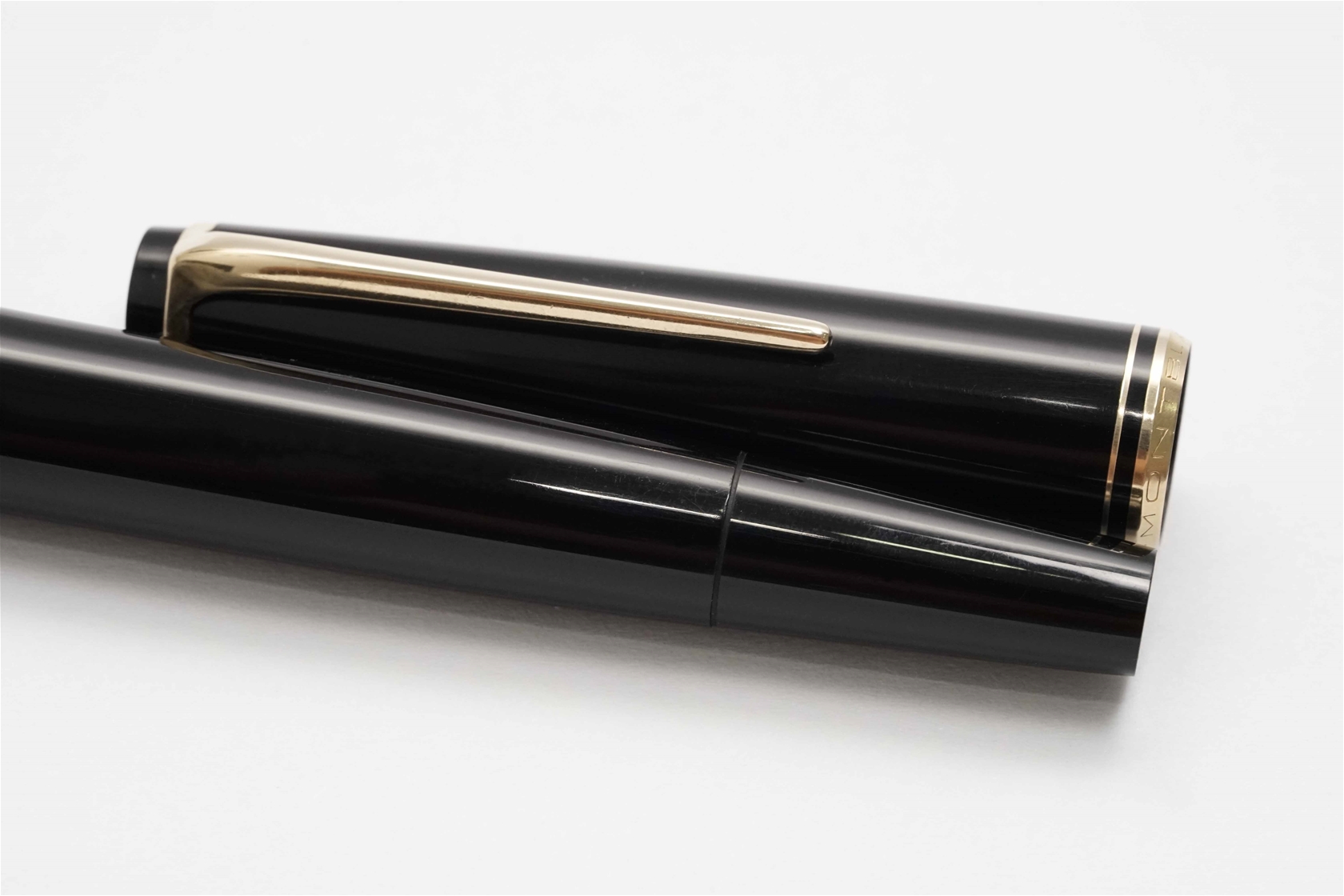 Bút máy Montblanc 22 Classic Black Resin 14K F