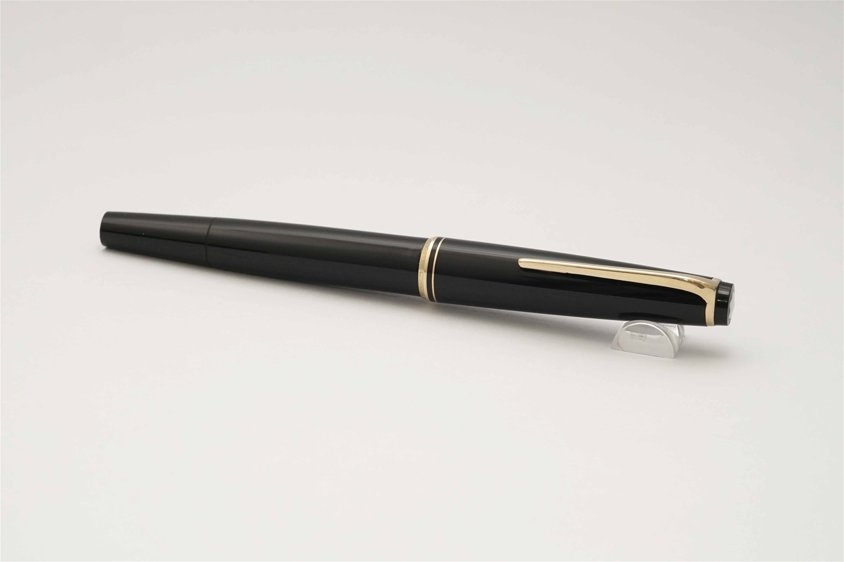 Bút máy Montblanc 22 Classic Black Resin 14K F