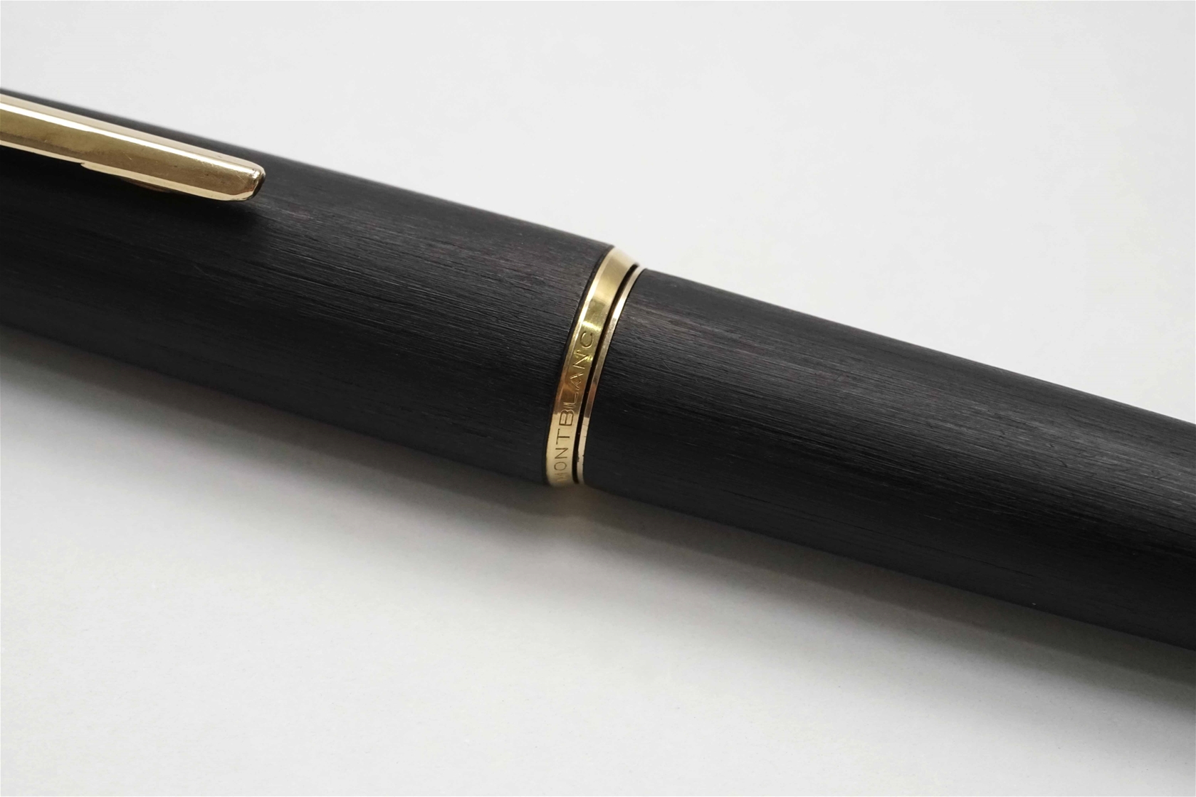 Bút máy Montblanc 220 Classic Matte Black 14K F