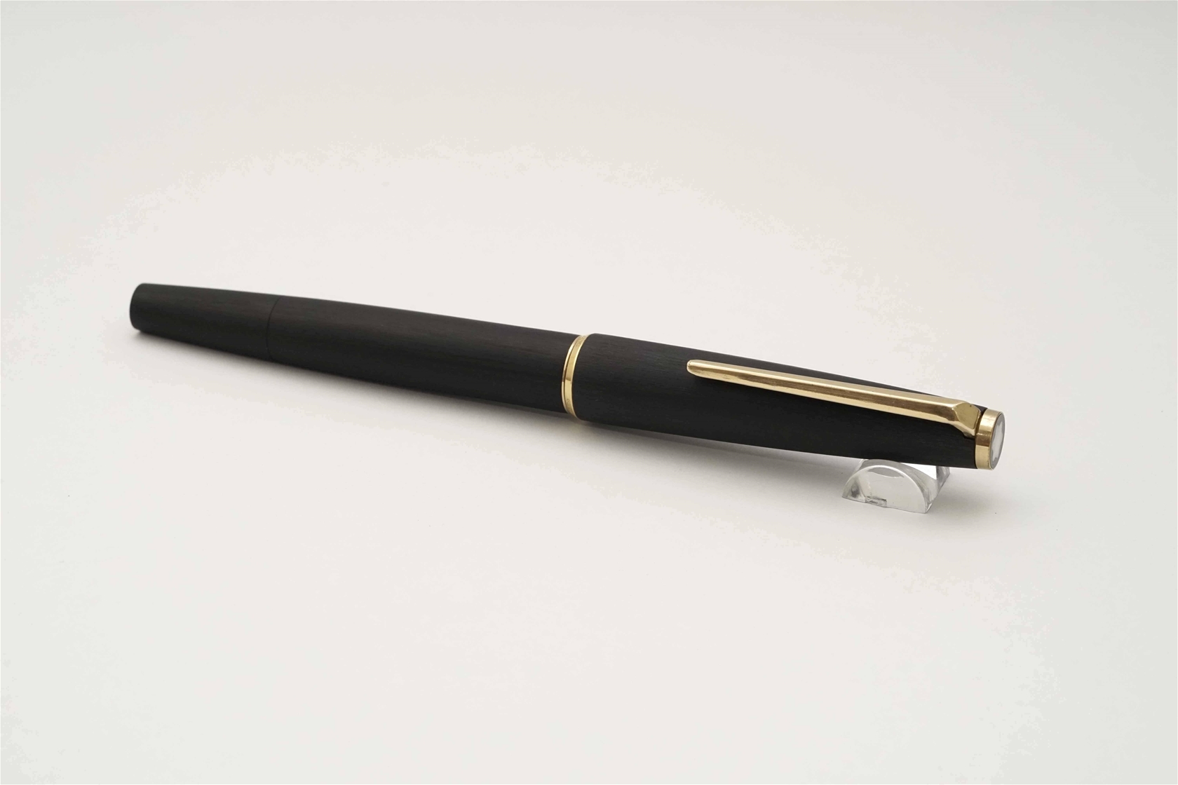 Bút máy Montblanc 220 Classic Matte Black 14K F