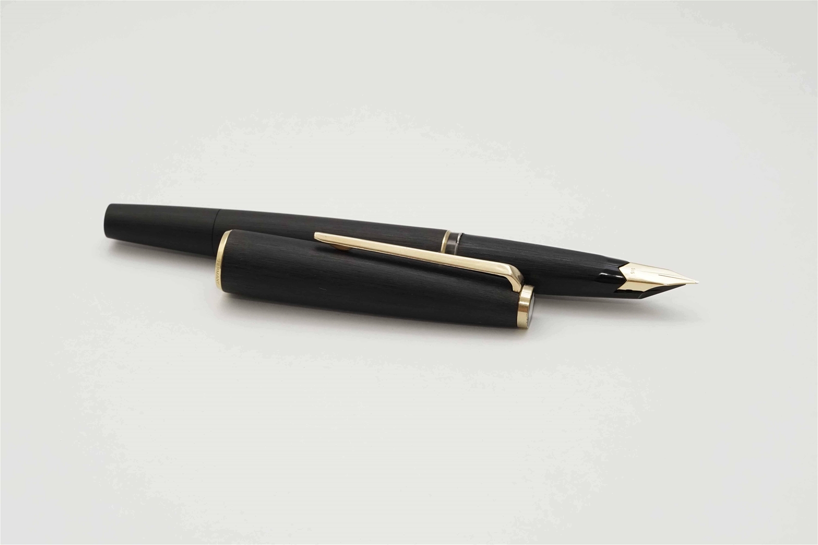 Bút máy Montblanc 220 Classic Matte Black 14K F