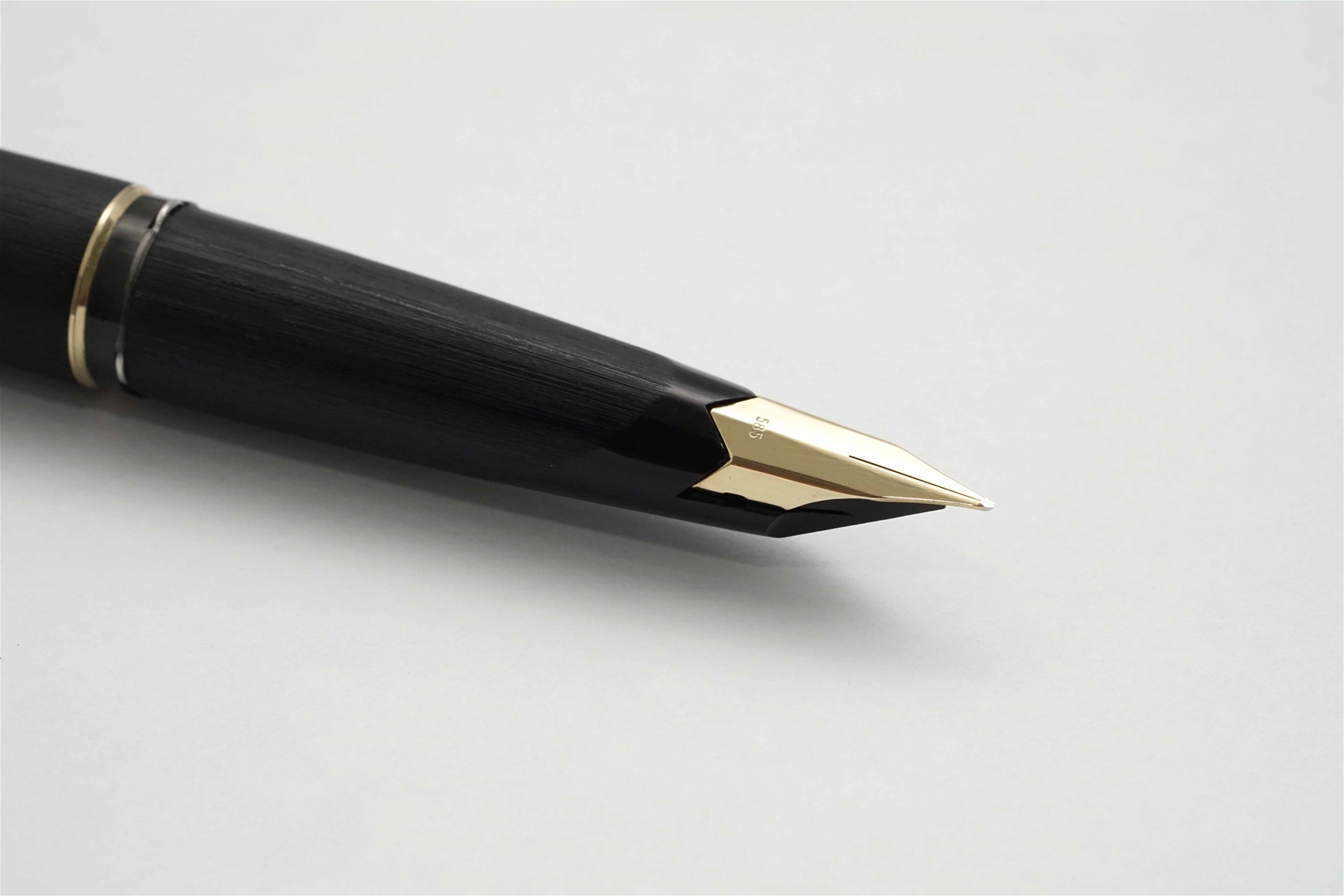 Bút máy Montblanc 220 Classic Matte Black 14K F