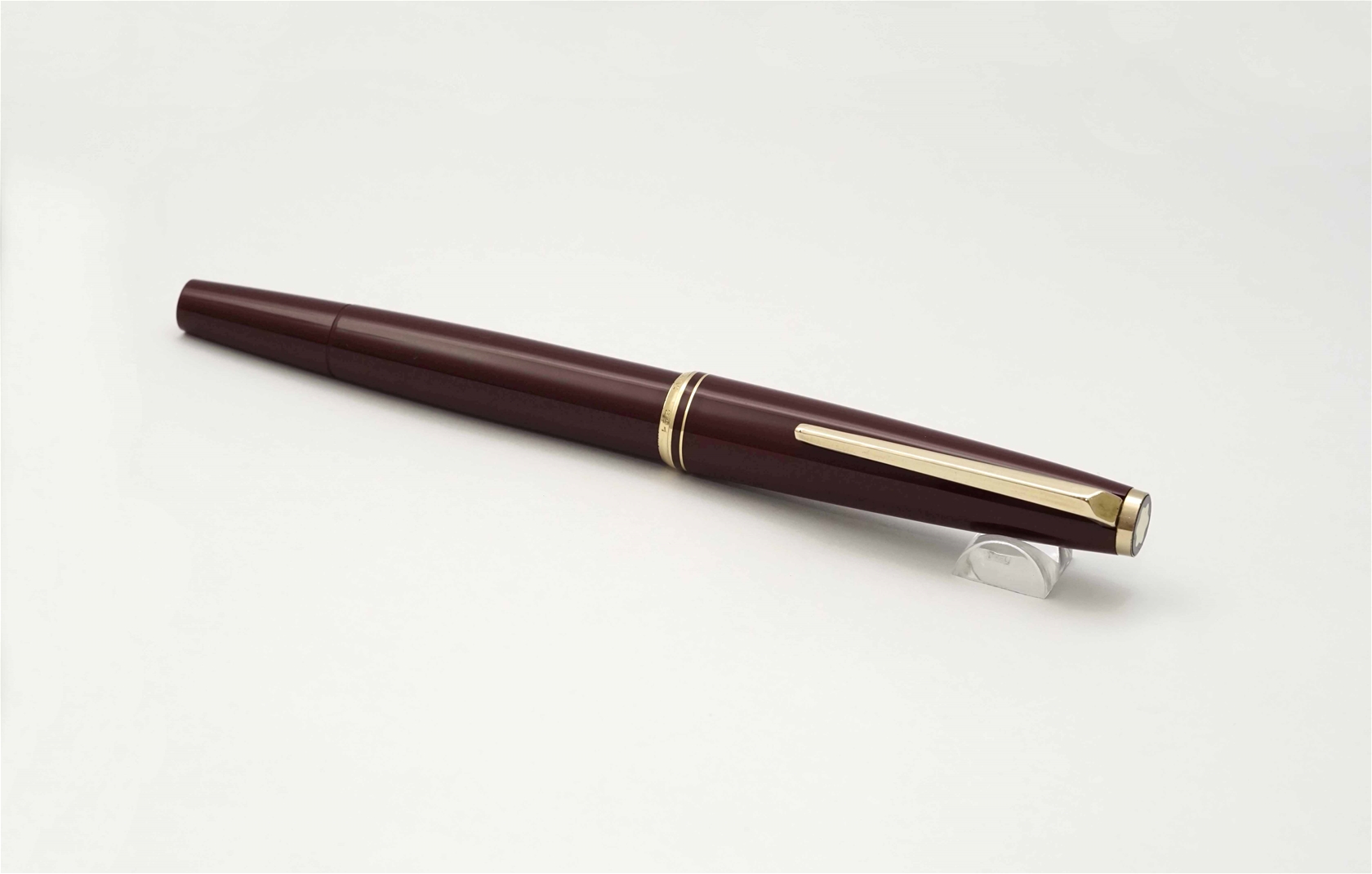 Bút máy Montblanc 221 Classic Burgundy 14K F