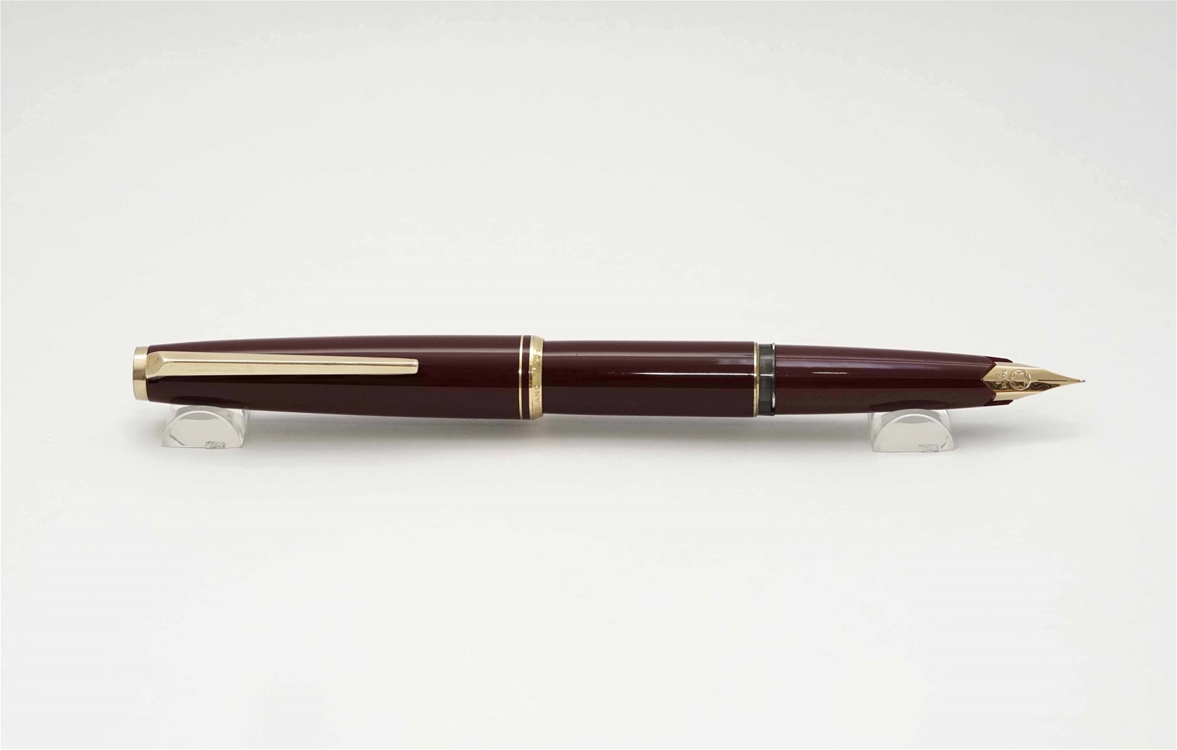 Bút máy Montblanc 221 Classic Burgundy 14K F