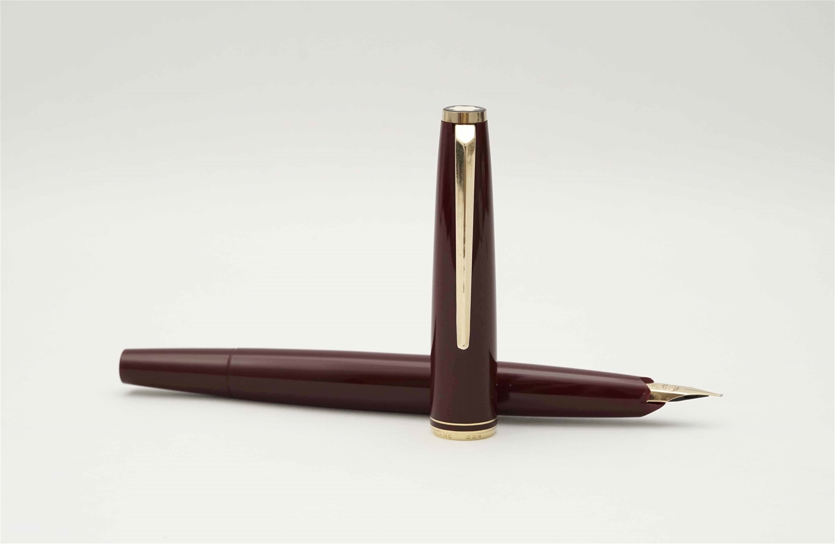 Bút máy Montblanc 221 Classic Burgundy 14K F