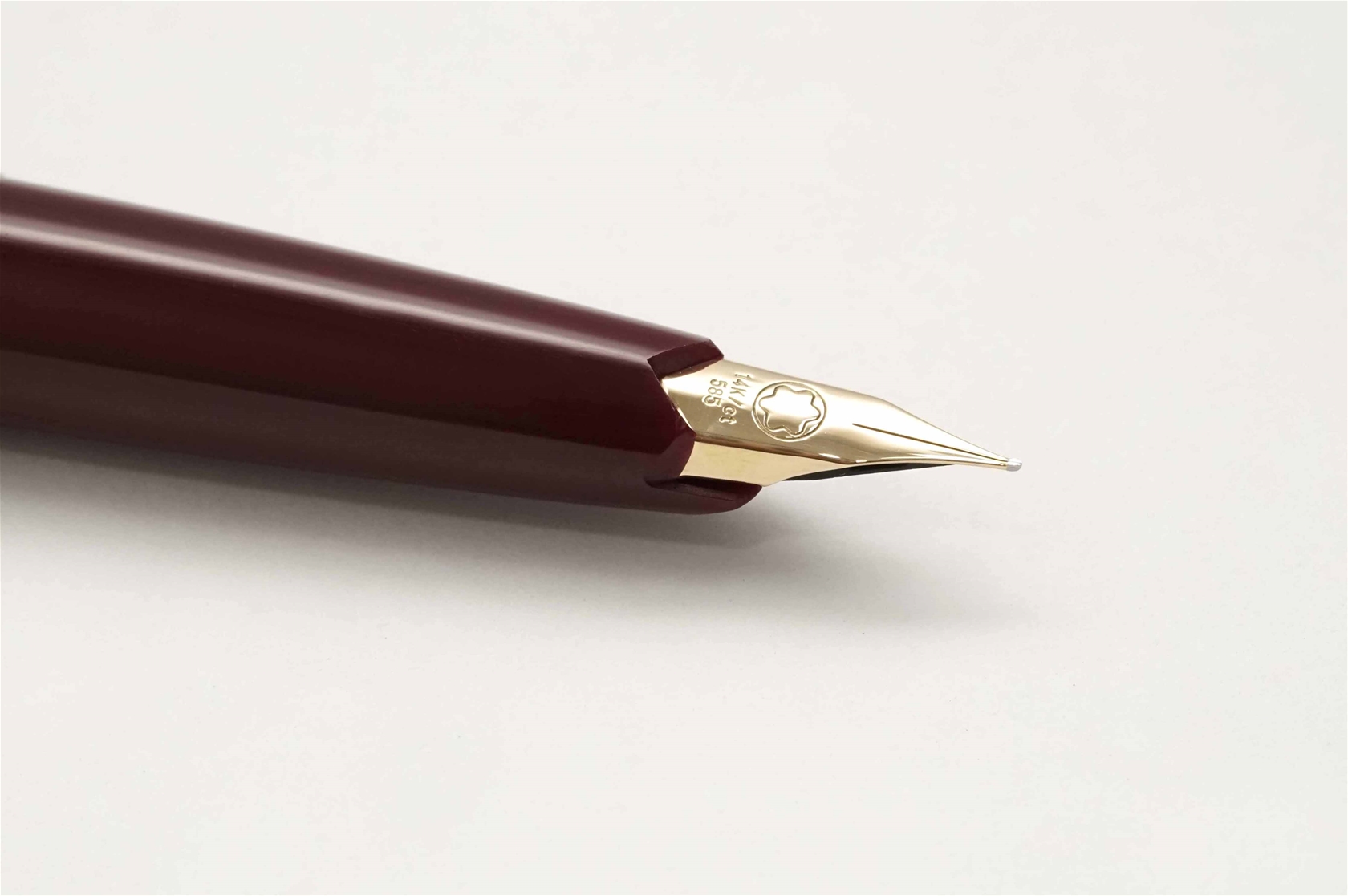 Bút máy Montblanc 221 Classic Burgundy 14K F