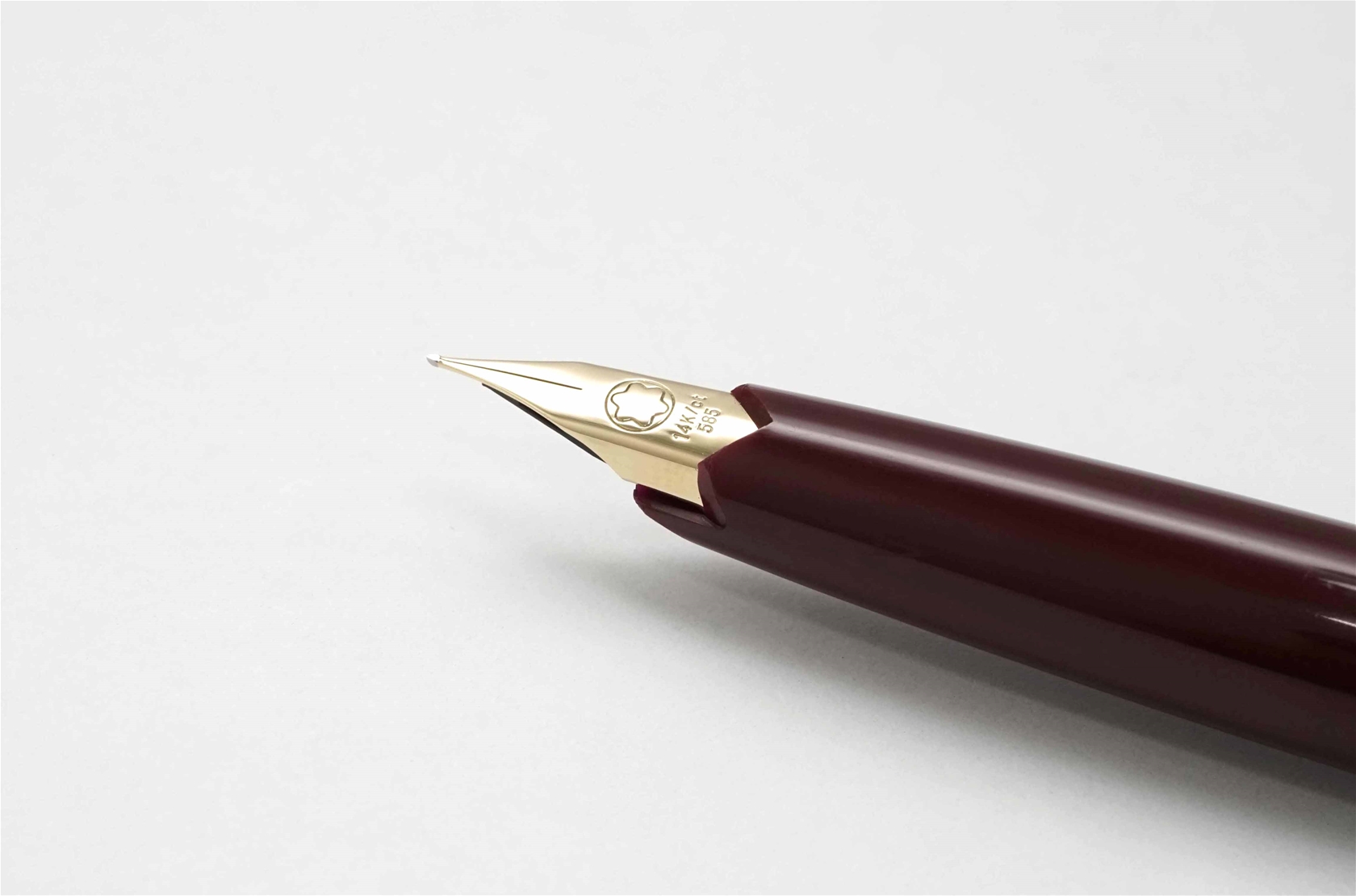 Bút máy Montblanc 221 Classic Burgundy 14K F