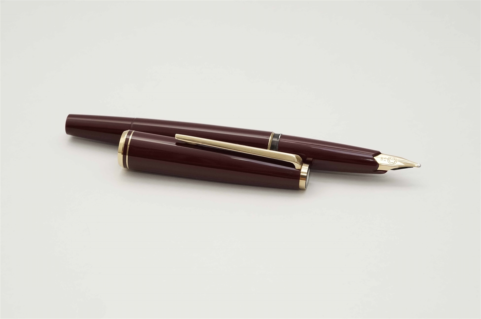 Bút máy Montblanc 221 Classic Burgundy 14K OB