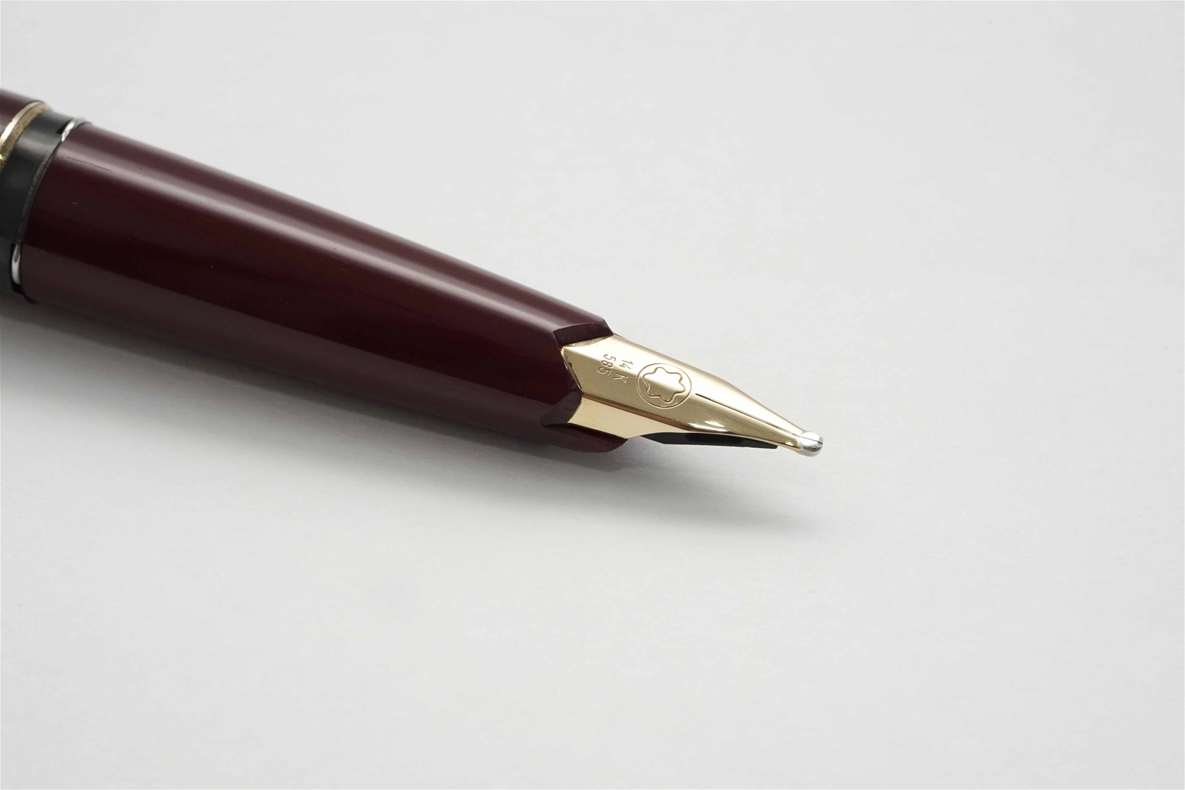 Bút máy Montblanc 221 Classic Burgundy 14K OB