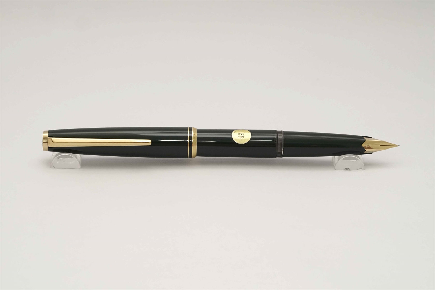 Bút máy Montblanc 221 Classic Deep Green 14K EF