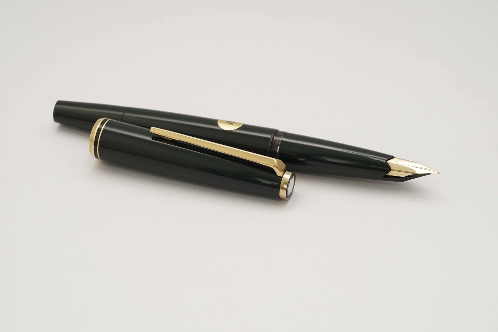 Bút máy Montblanc 221 Classic Deep Green 14K EF