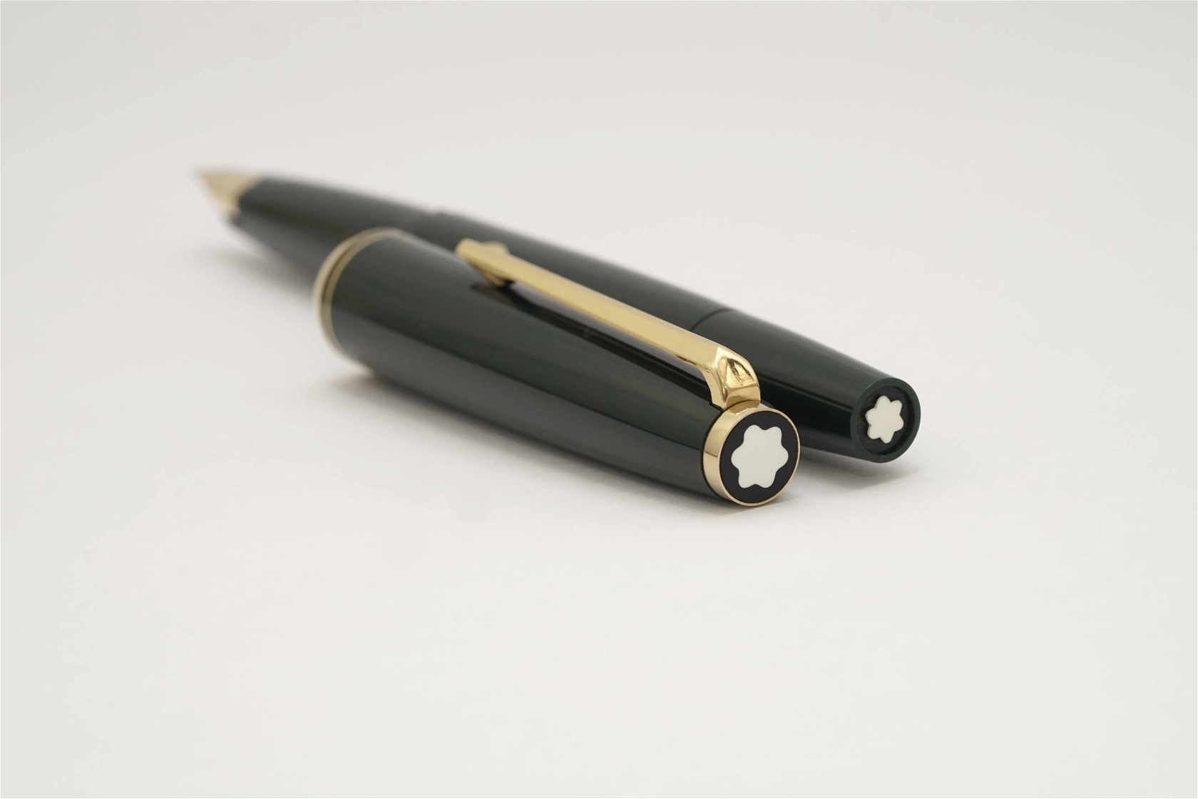 Bút máy Montblanc 221 Classic Deep Green 14K EF