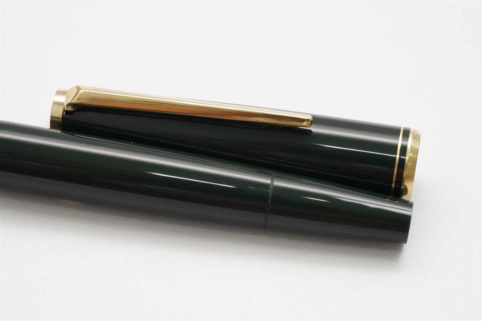 Bút máy Montblanc 221 Classic Deep Green 14K EF