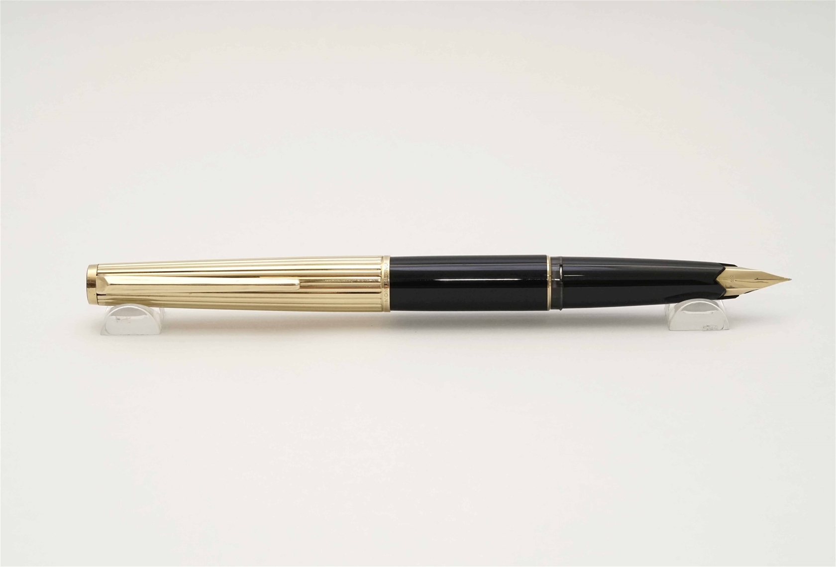 Bút máy Montblanc 227 Rolled Gold Piston Filler 14K F