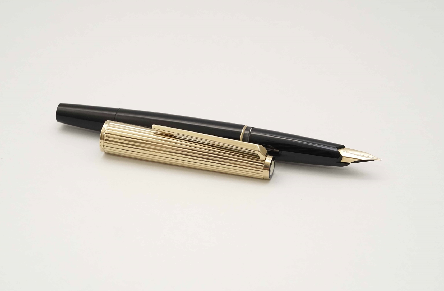 Bút máy Montblanc 227 Rolled Gold Piston Filler 14K F