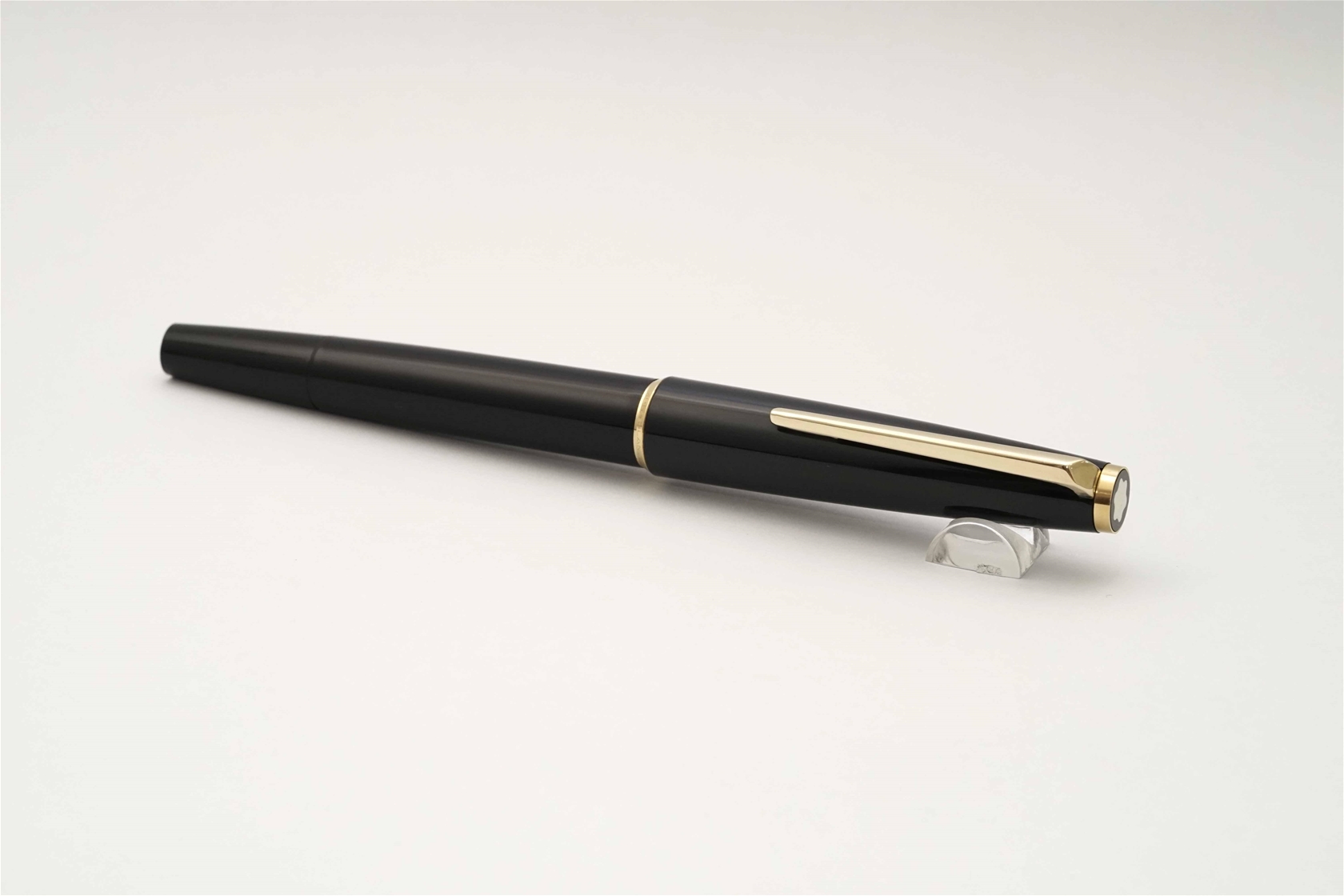 Bút máy Montblanc 320 Classic Black Resin 14K M