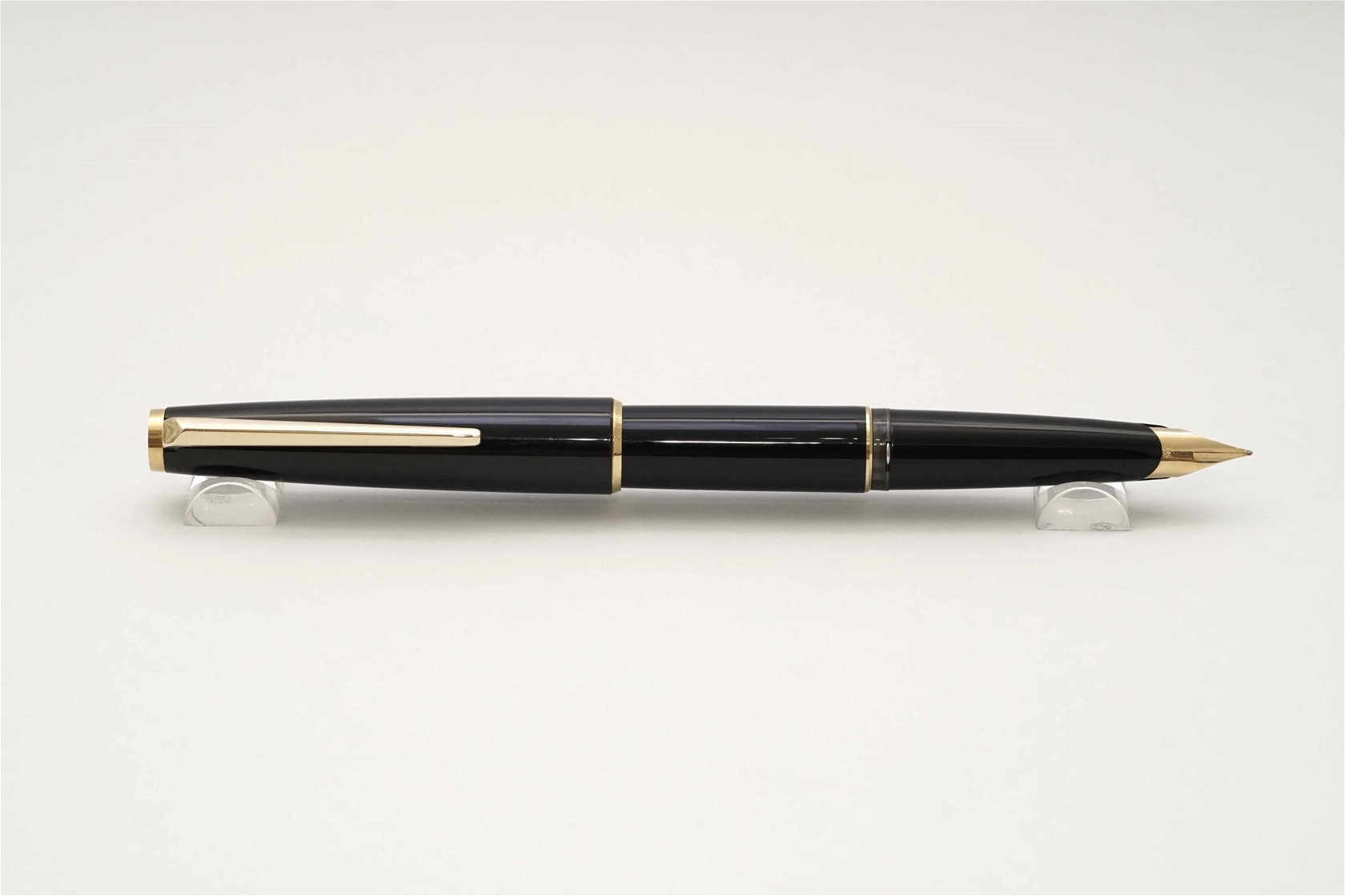 Bút máy Montblanc 320 Classic Black Resin 14K M