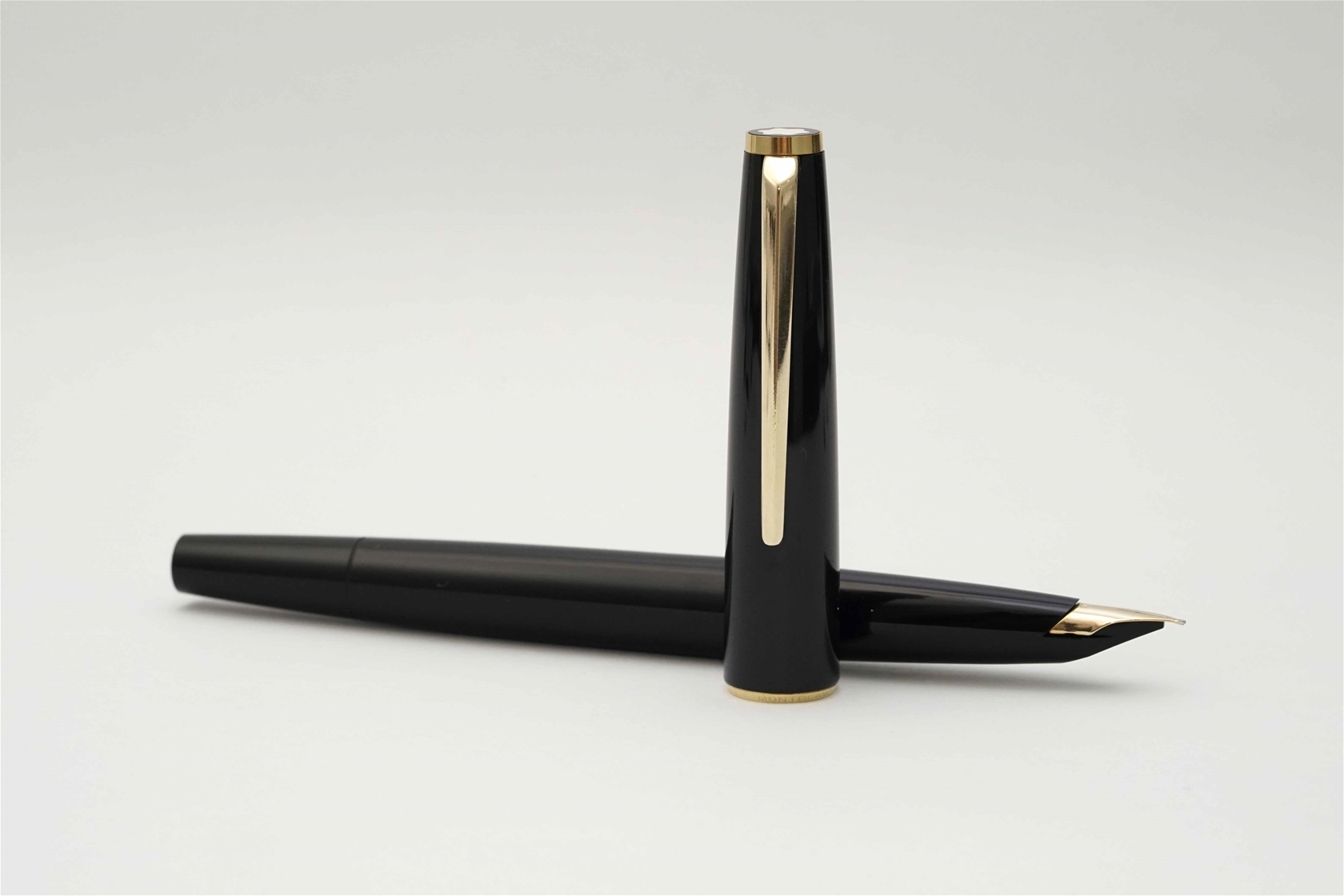 Bút máy Montblanc 320 Classic Black Resin 14K M