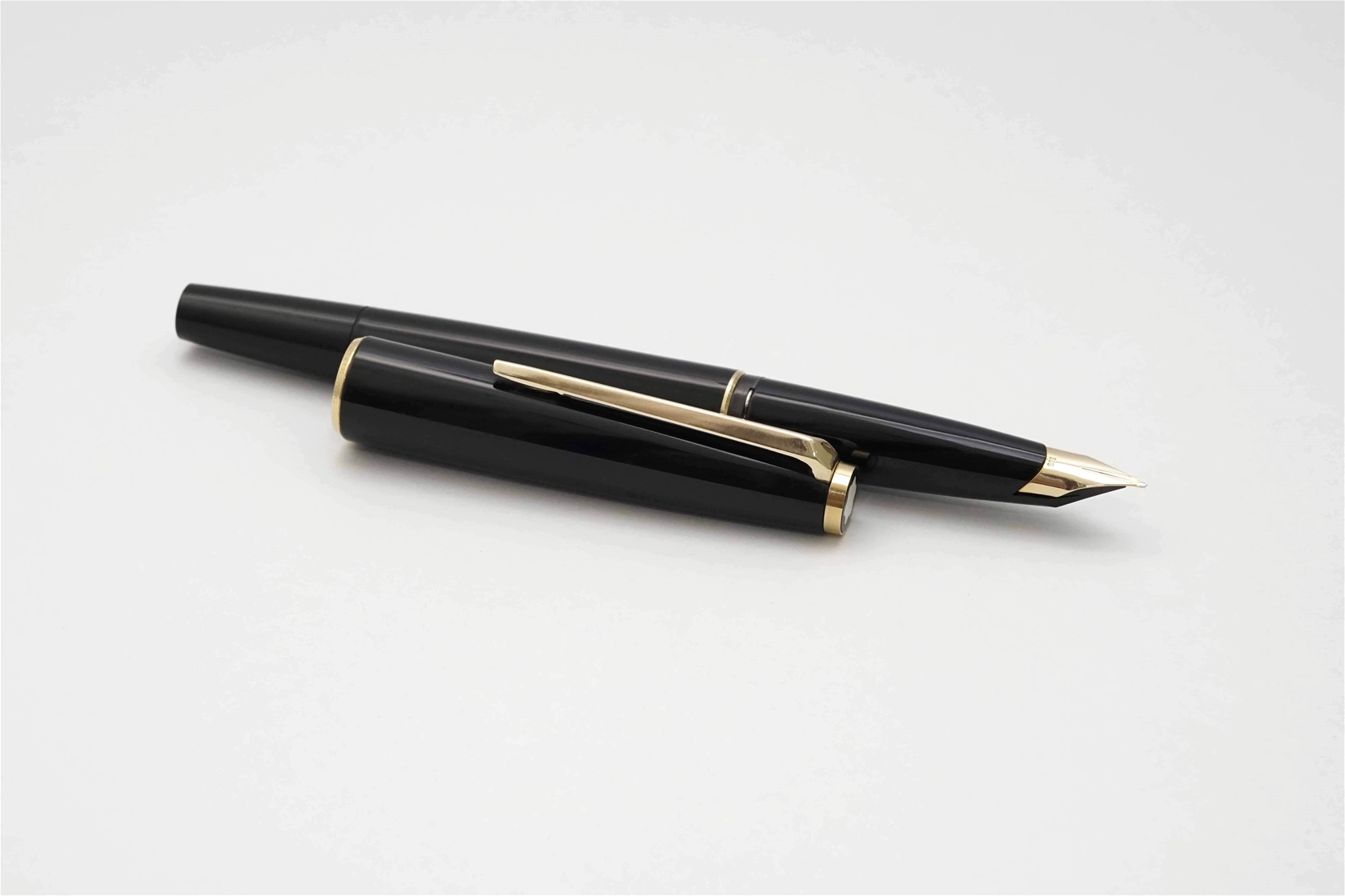 Bút máy Montblanc 320 Classic Black Resin 14K M