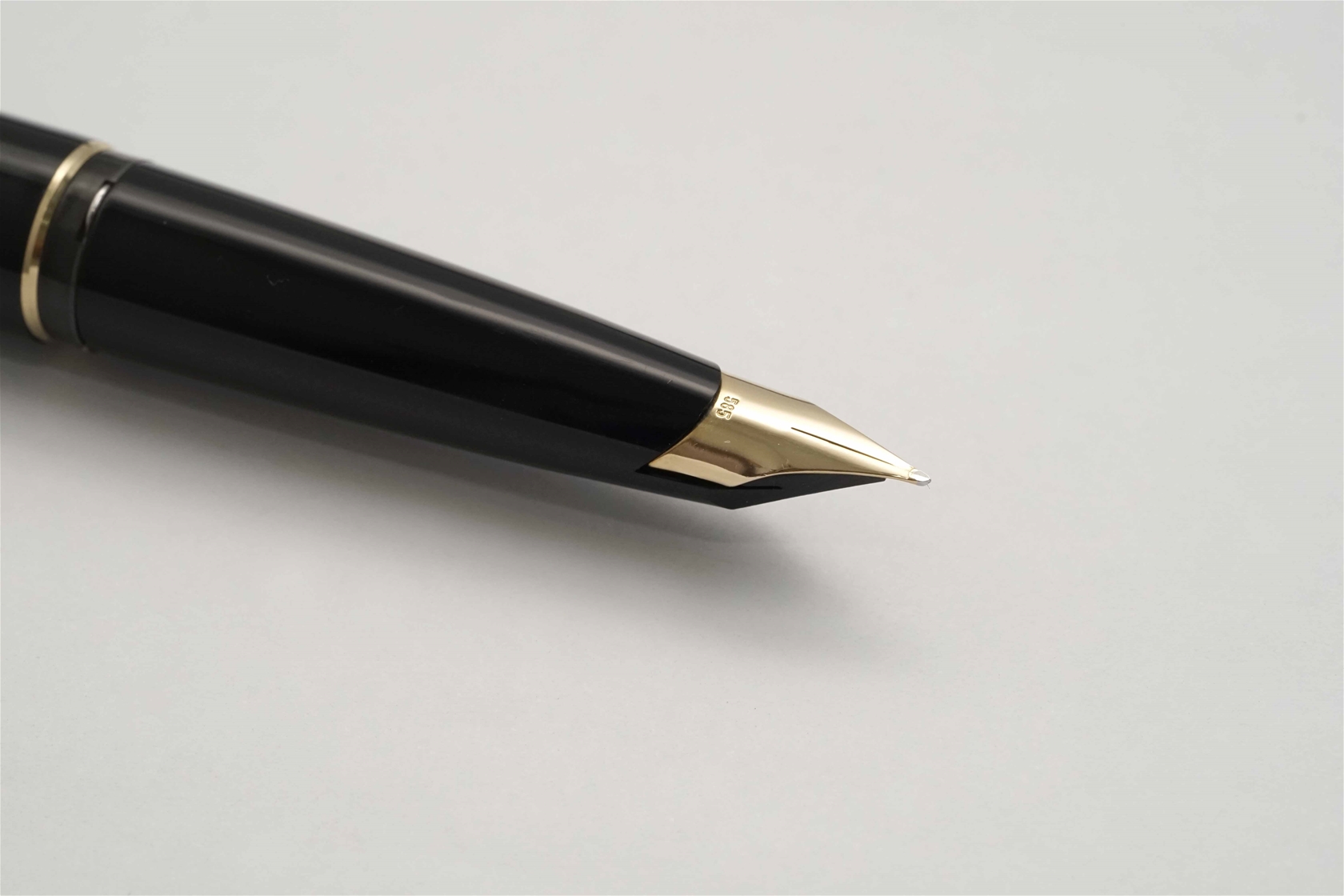 Bút máy Montblanc 320 Classic Black Resin 14K M