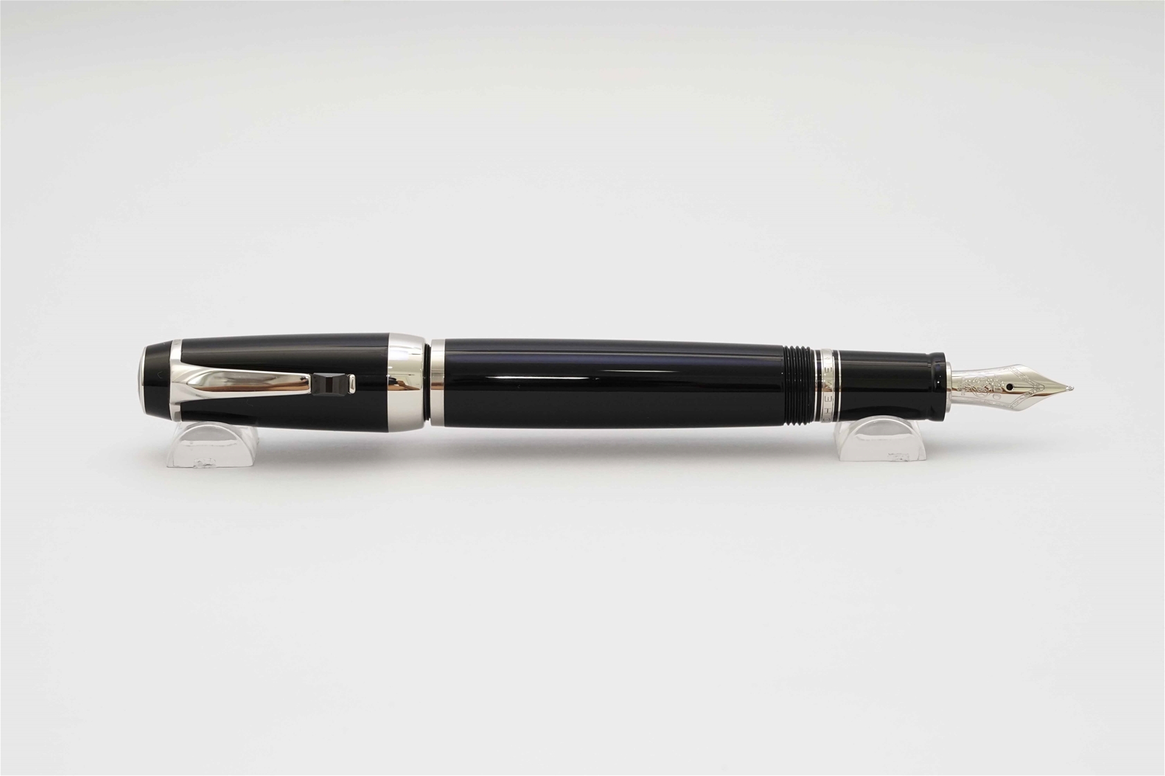 Bút máy Montblanc Boheme Noir 14K M