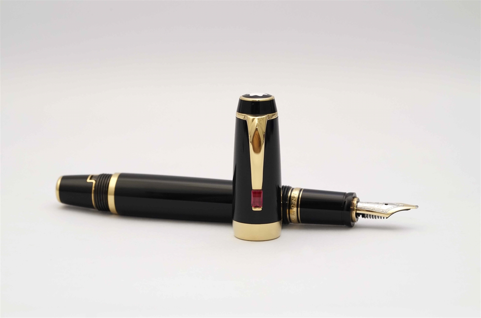 Bút máy Montblanc Boheme Rouge 14K M